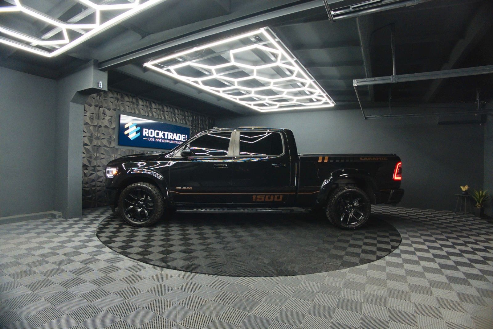 Fahrzeugabbildung Dodge RAM 5.7 V8 HEMI 4x4 Night LARAMIE LONGBED 19%