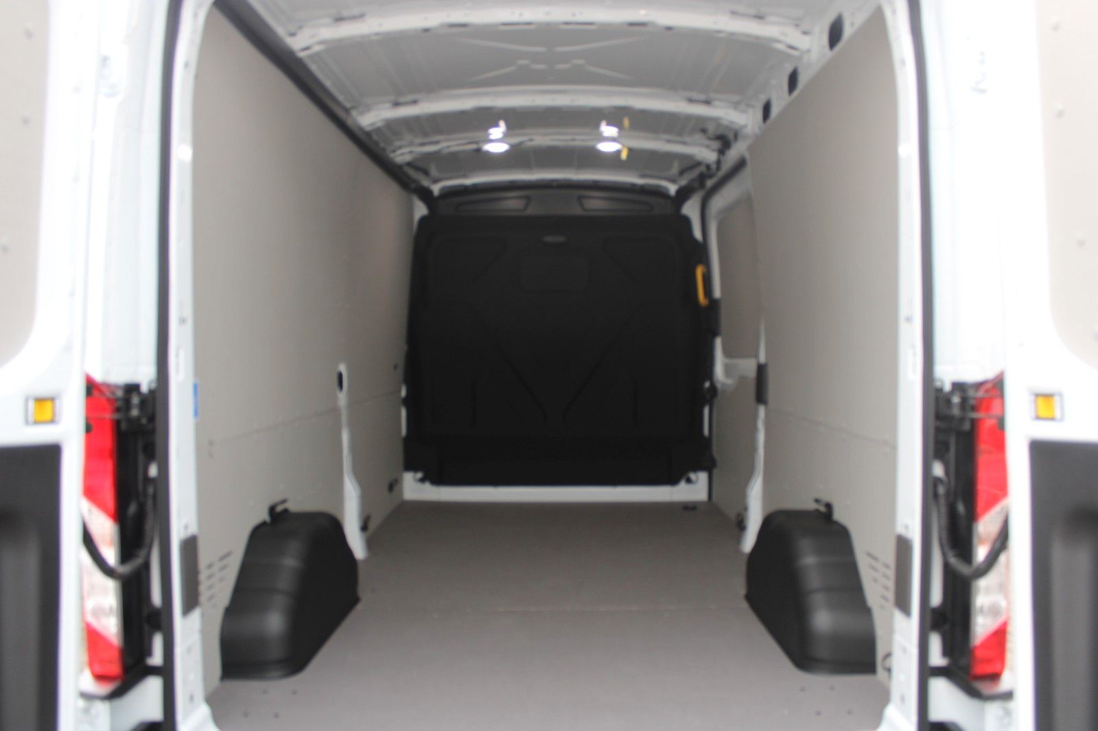 Fahrzeugabbildung Ford Transit L3 H2 Kasten LKW hoch lang KLIMA AHK CAM
