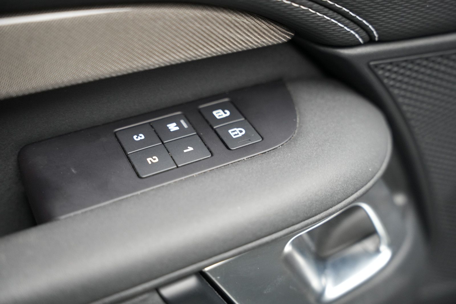 Fahrzeugabbildung Land Rover Discovery R-Dynamic AWD/7-SITZER/360'°Cam/AHK
