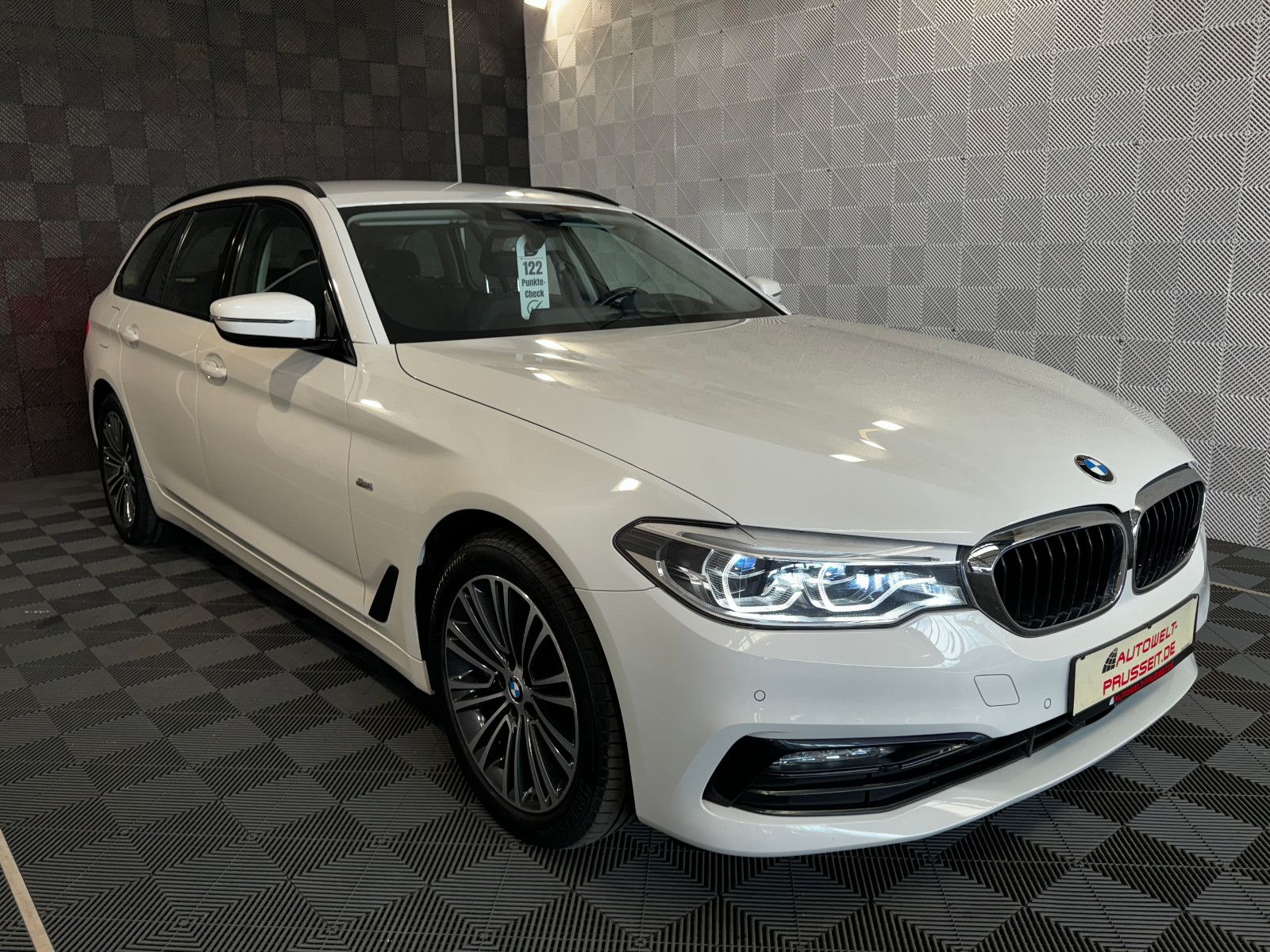 Gebrauchtwagen BMW 530 530d xDr.*SPORT*LED-HEAD UP-PDC V+H-CONN.DR-18" in Dirlos