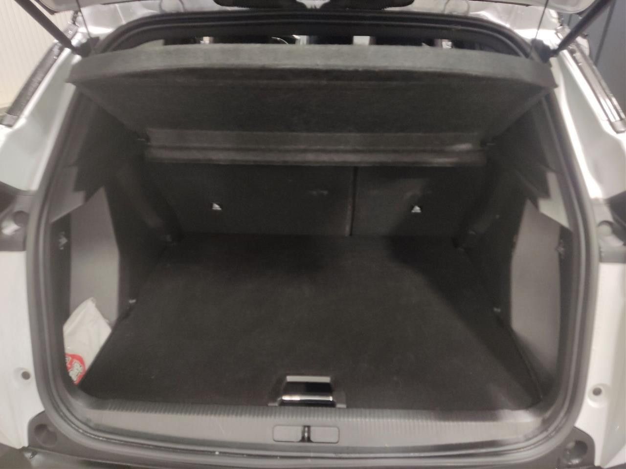 Fahrzeugabbildung Peugeot 2008 GT MildHybrid 145 e-DSC6