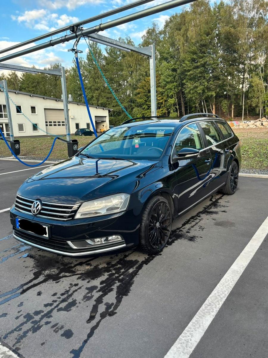 Volkswagen Passat 2013 — rear view