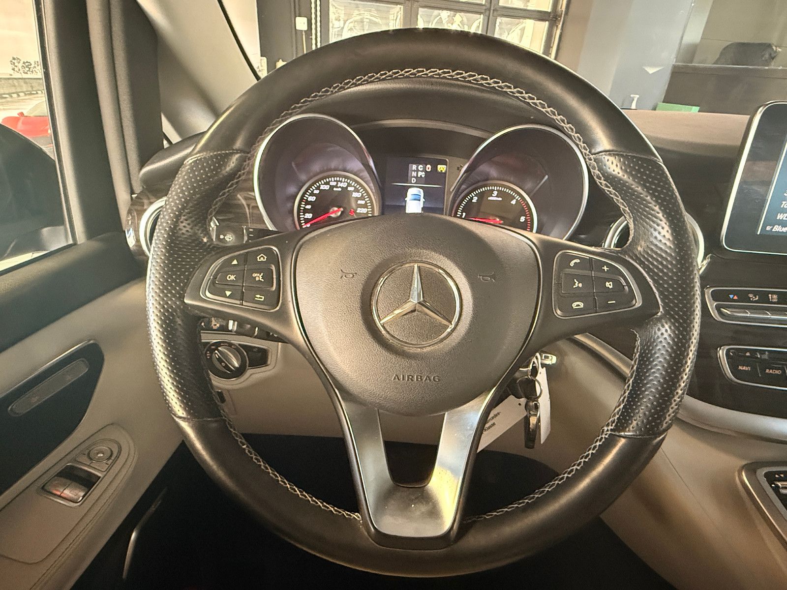 Fahrzeugabbildung Mercedes-Benz V 250/AVANTGARDE/LANG/4MATIC/LEDER/LED/NAVI/6SIT