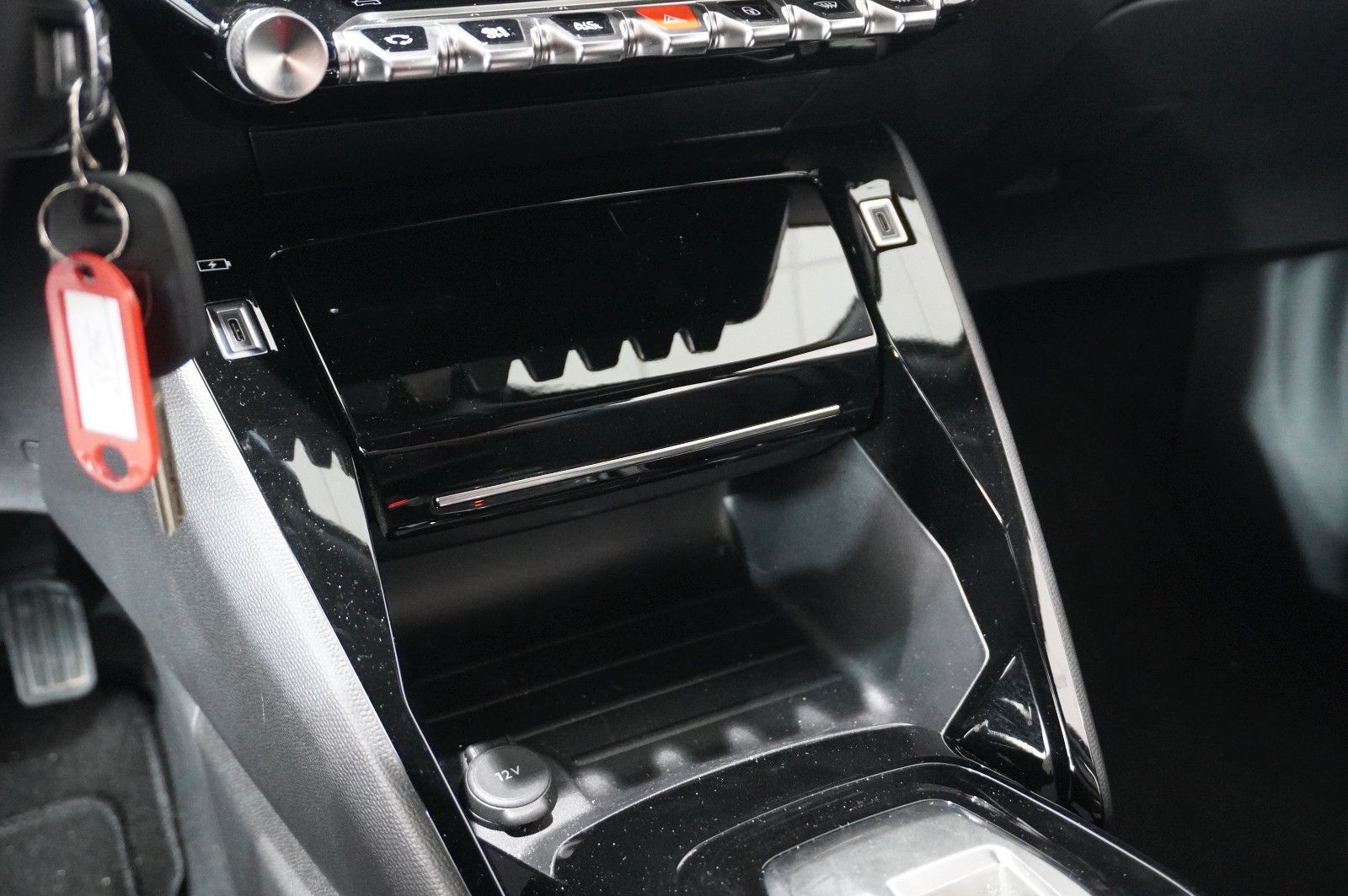Fahrzeugabbildung Peugeot 2008 1.2 HYBRID ALLURE E-DSC NAVI/LED/SPORT/VIRT