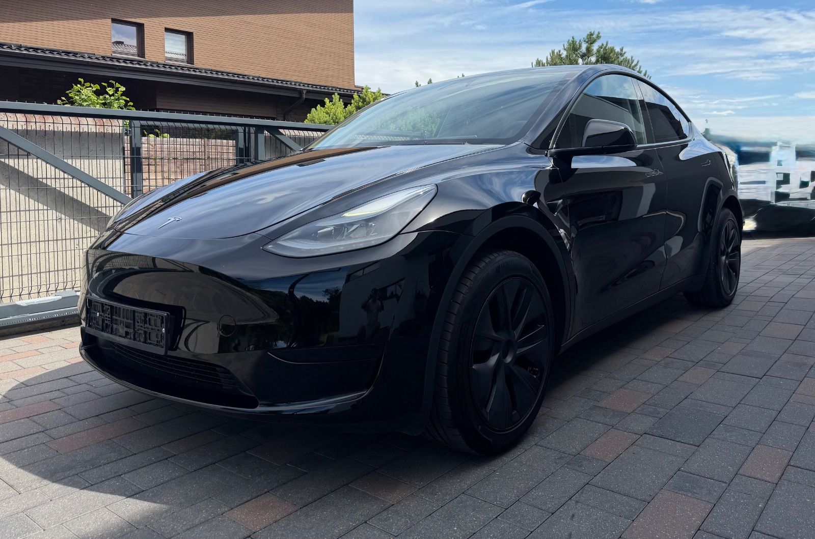TESLA Model Y Long Range RWD - 16641km