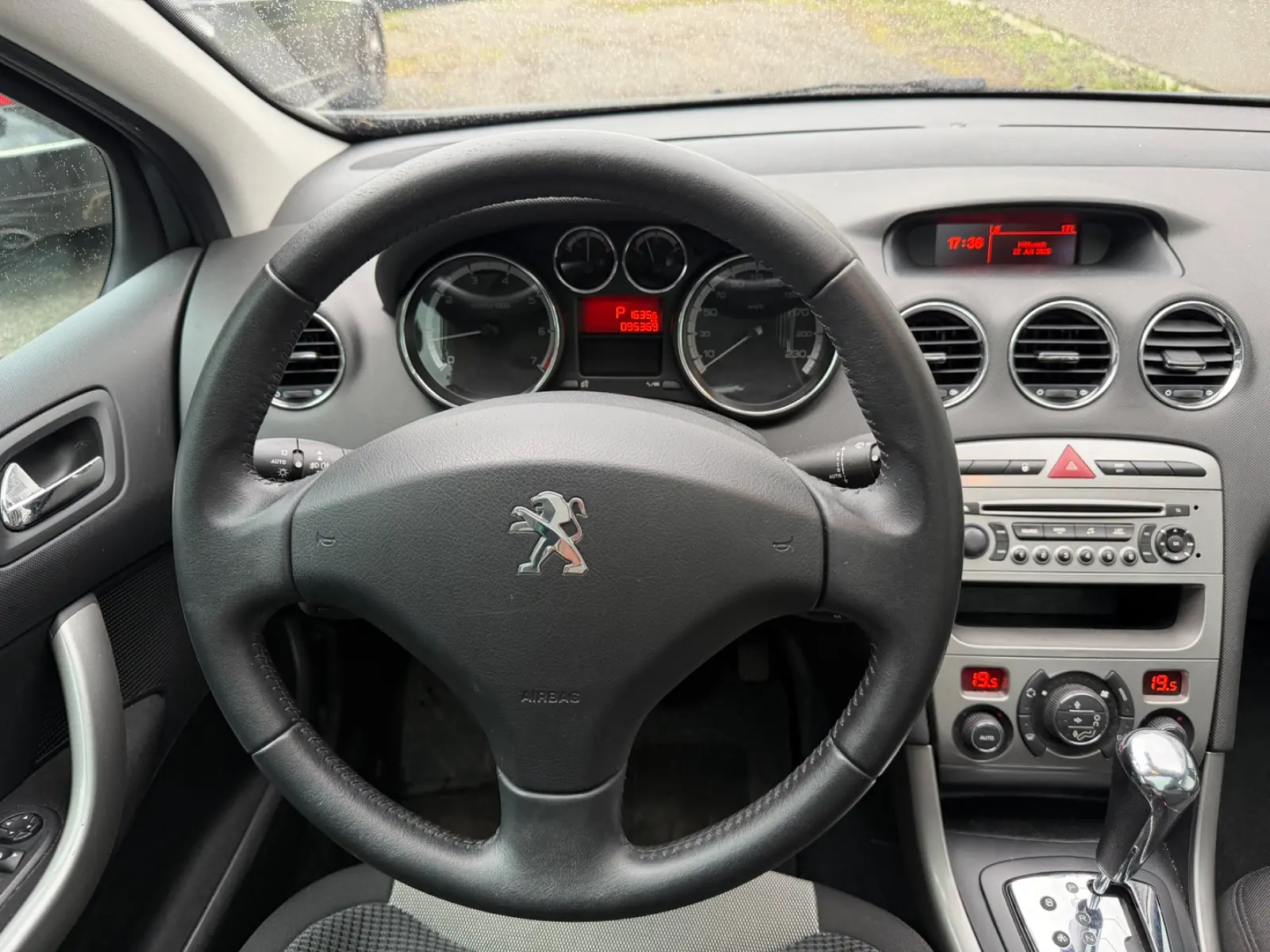 Peugeot 308 2012 — photo 24