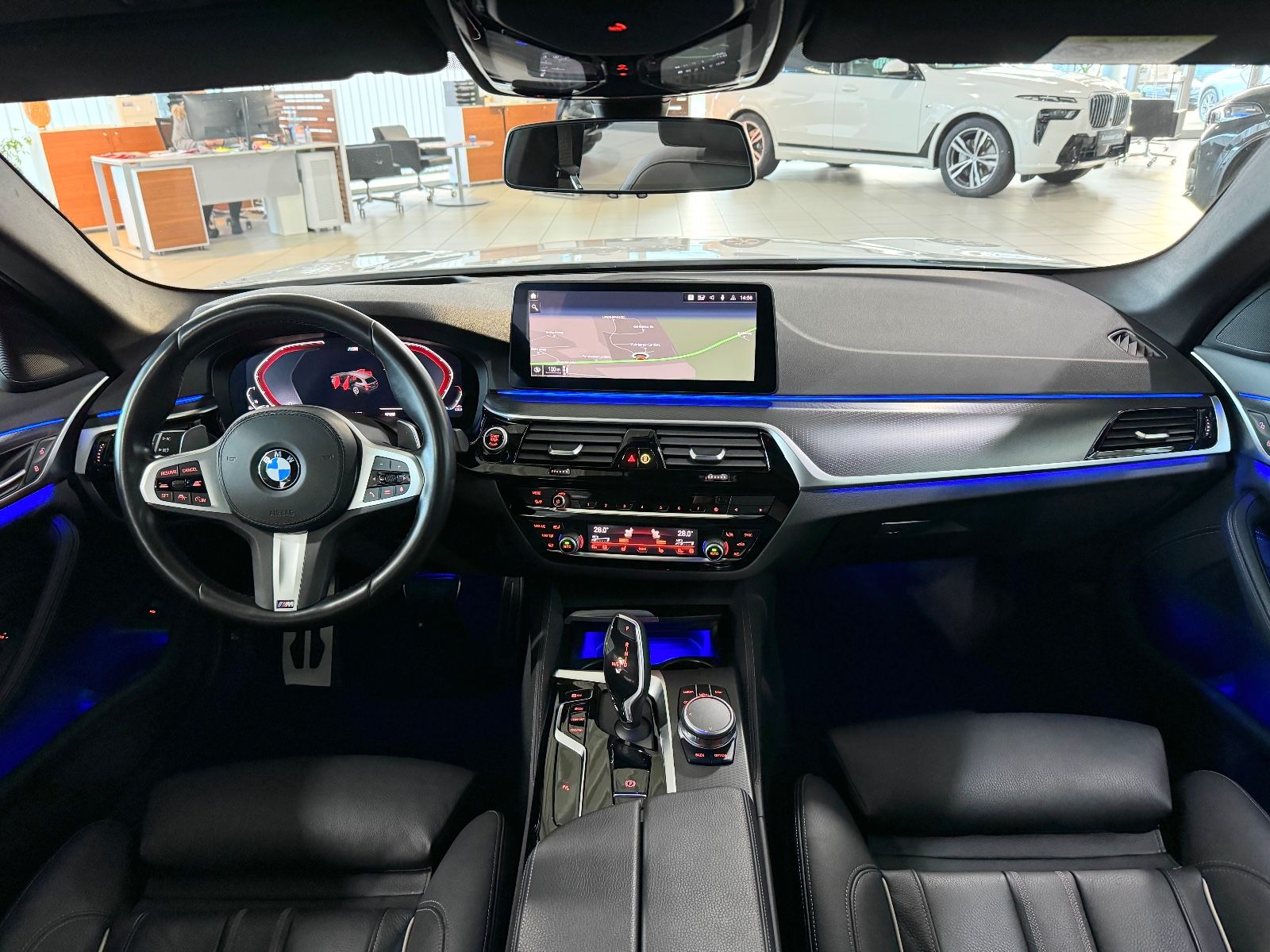 Fahrzeugabbildung BMW 540i xD M Sport Panorama Kamera HiFi HUD DAB Kom