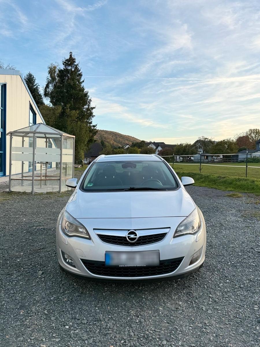 Opel Astra 2011 — rear view