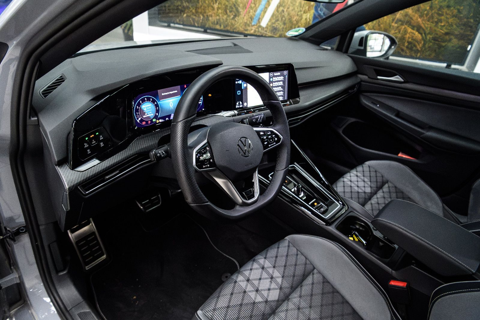 Fahrzeugabbildung Volkswagen Golf Variant R-Line eTSI DSG+AHK+Kamera+Pano