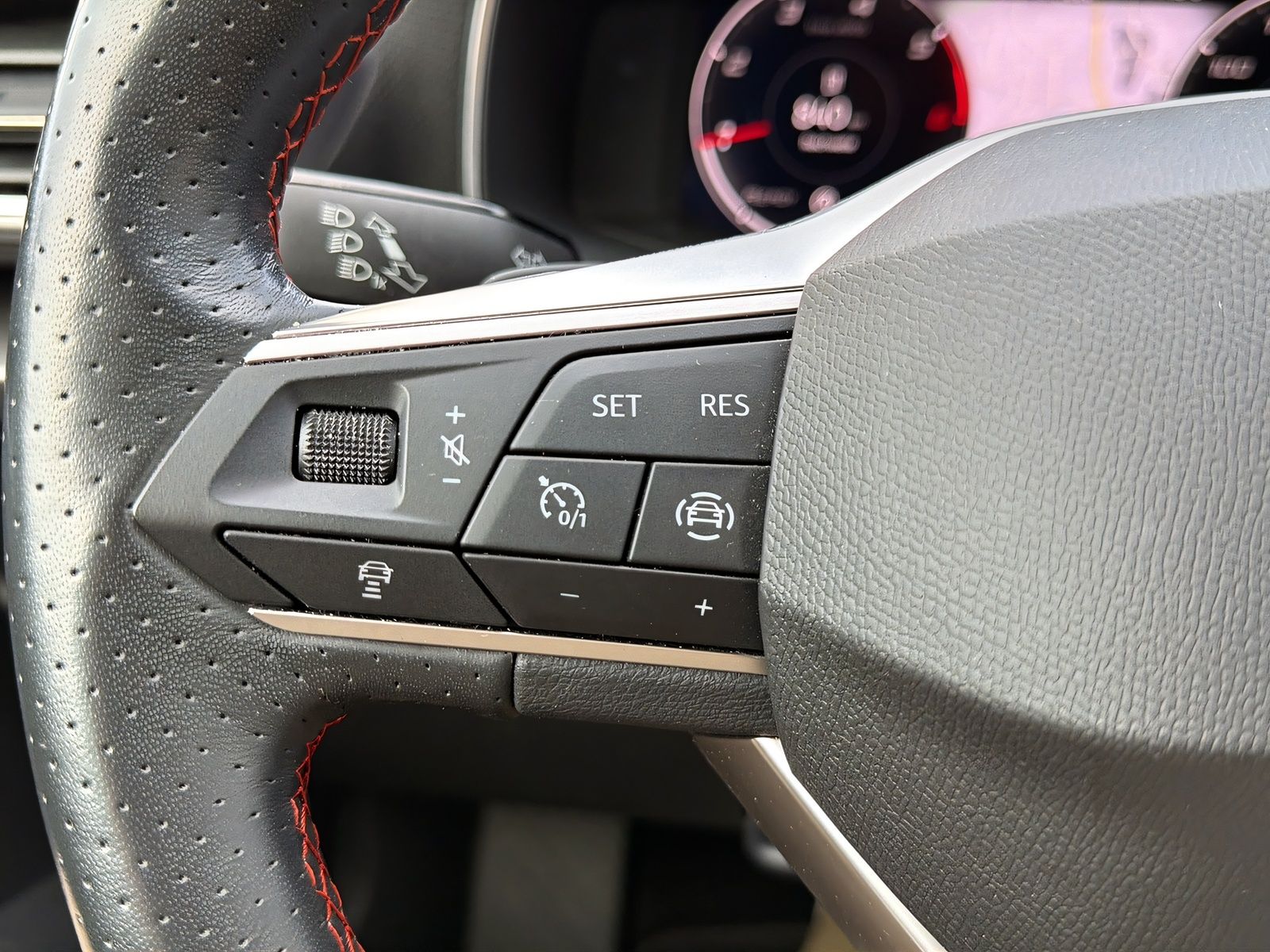 Fahrzeugabbildung SEAT Leon FR DSG NAVI BEATS ACC LED WINTER PAKET PDC