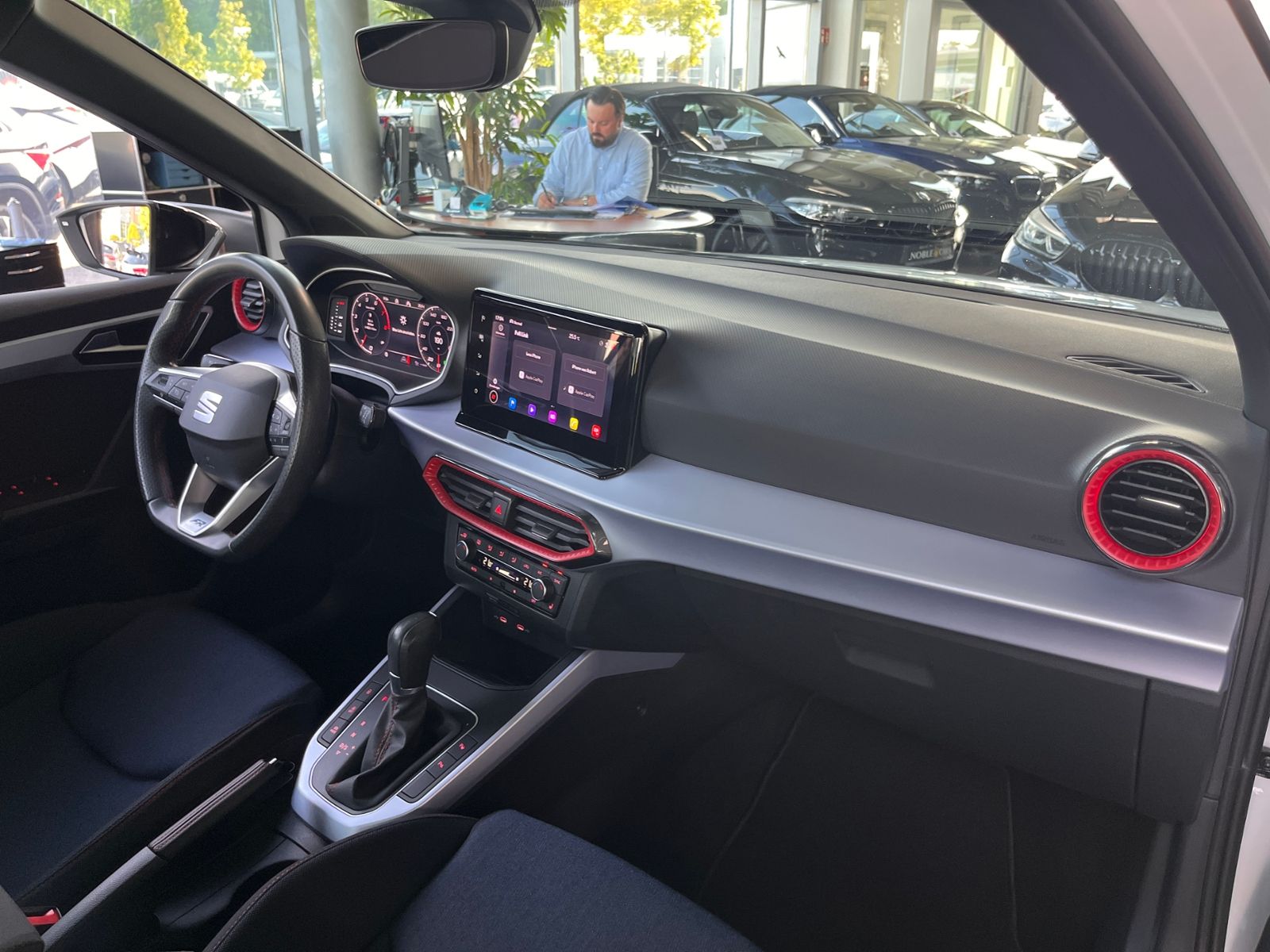 Fahrzeugabbildung SEAT ARONA  1.5 TSI DSG FR ACC LED NAV RFK SHZ 17"