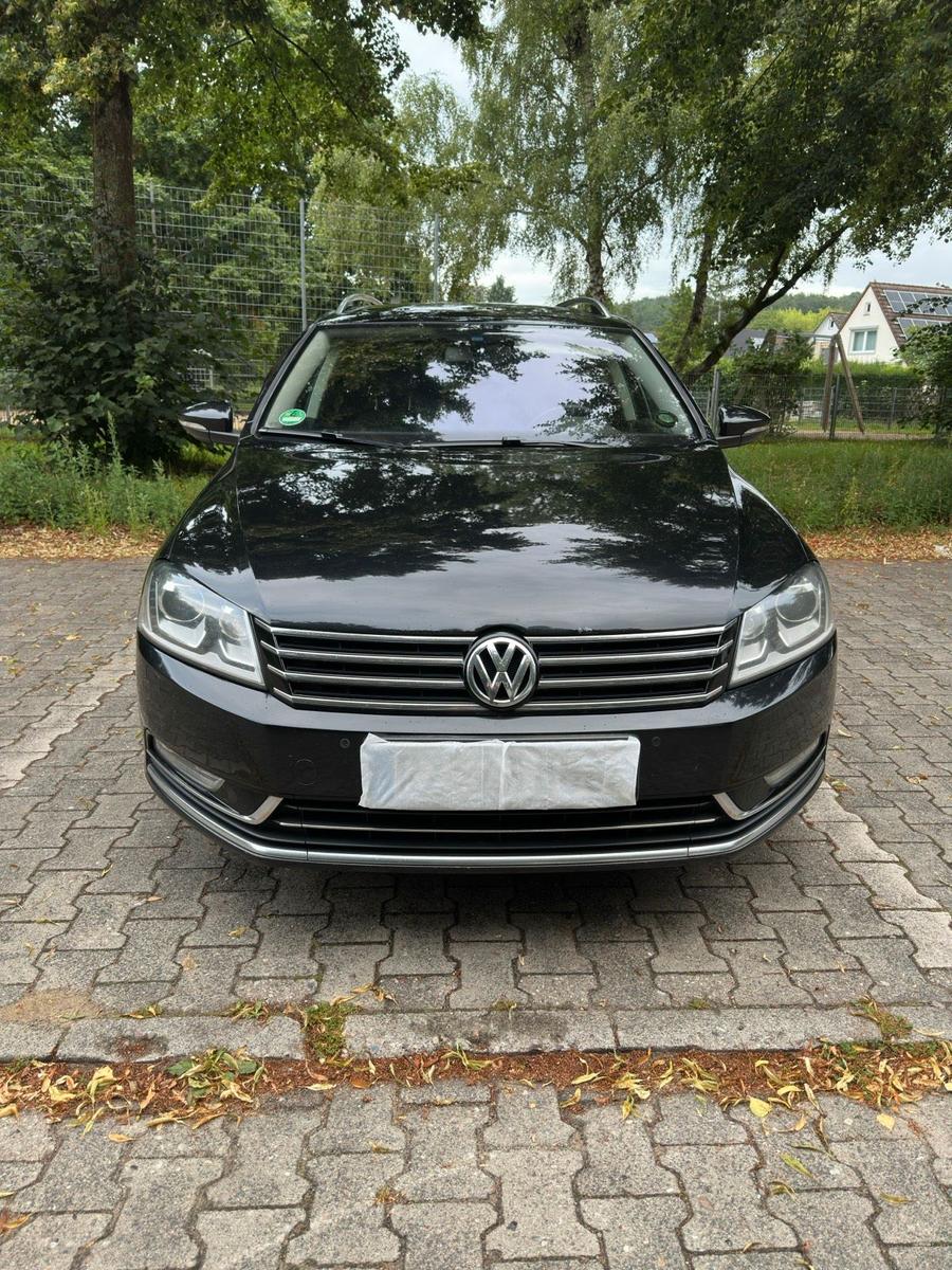 Volkswagen Passat 2011 — rear view