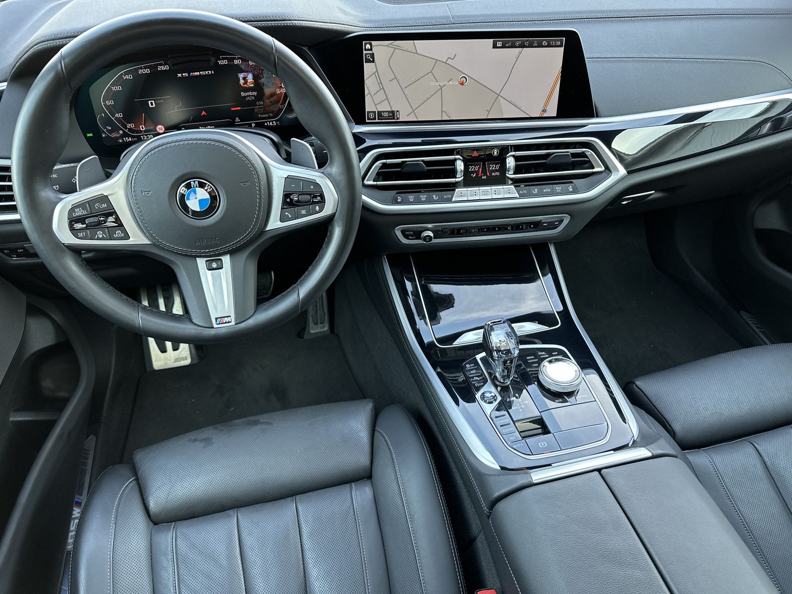 Fahrzeugabbildung BMW X5 M50i NAV+LASER+AHK+HEAD-UP+22ZO+PANO+360GRAD