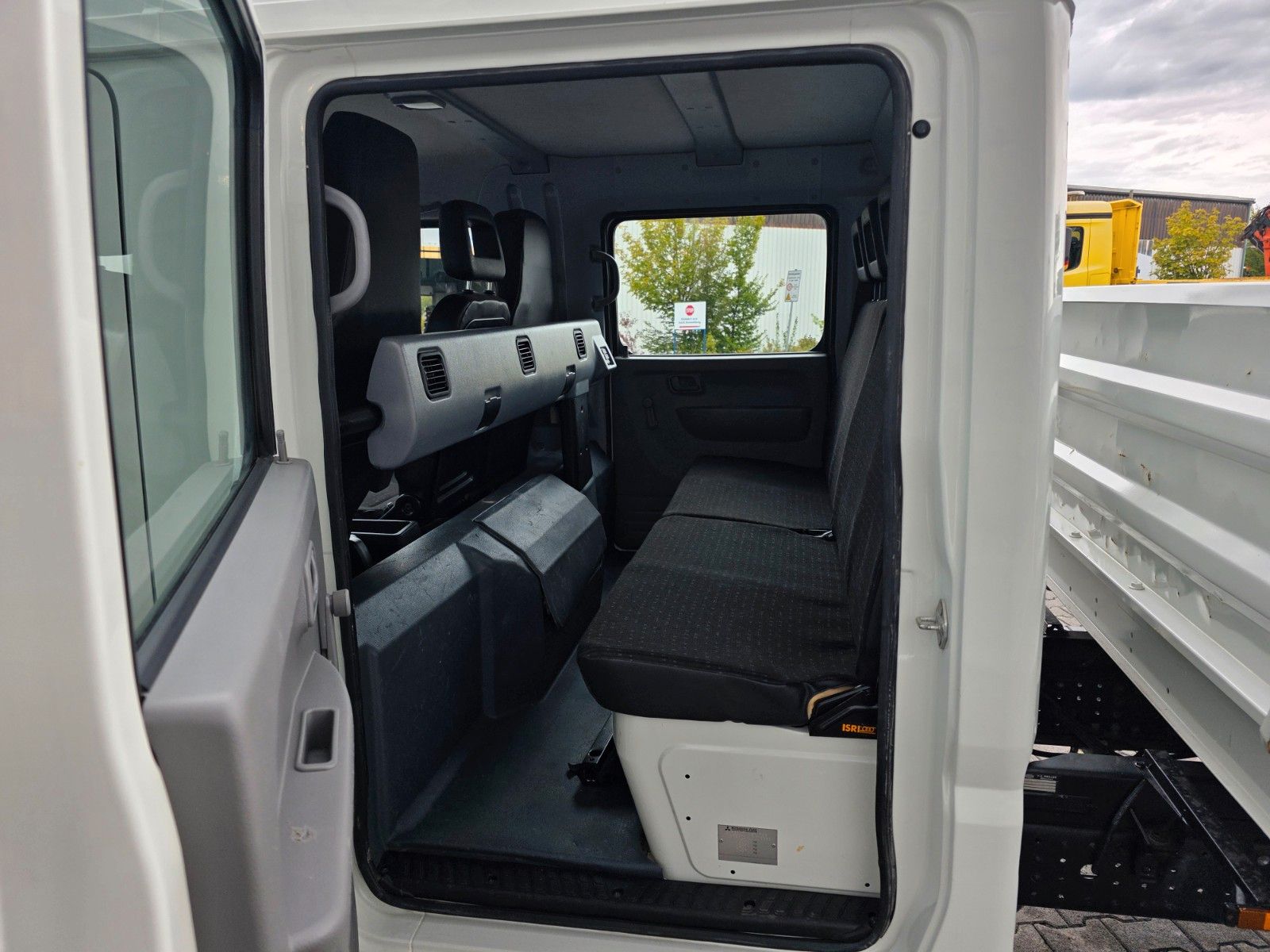 Fahrzeugabbildung Mitsubishi Fuso Canter 7C18D DoKa 7 Sitze AHK