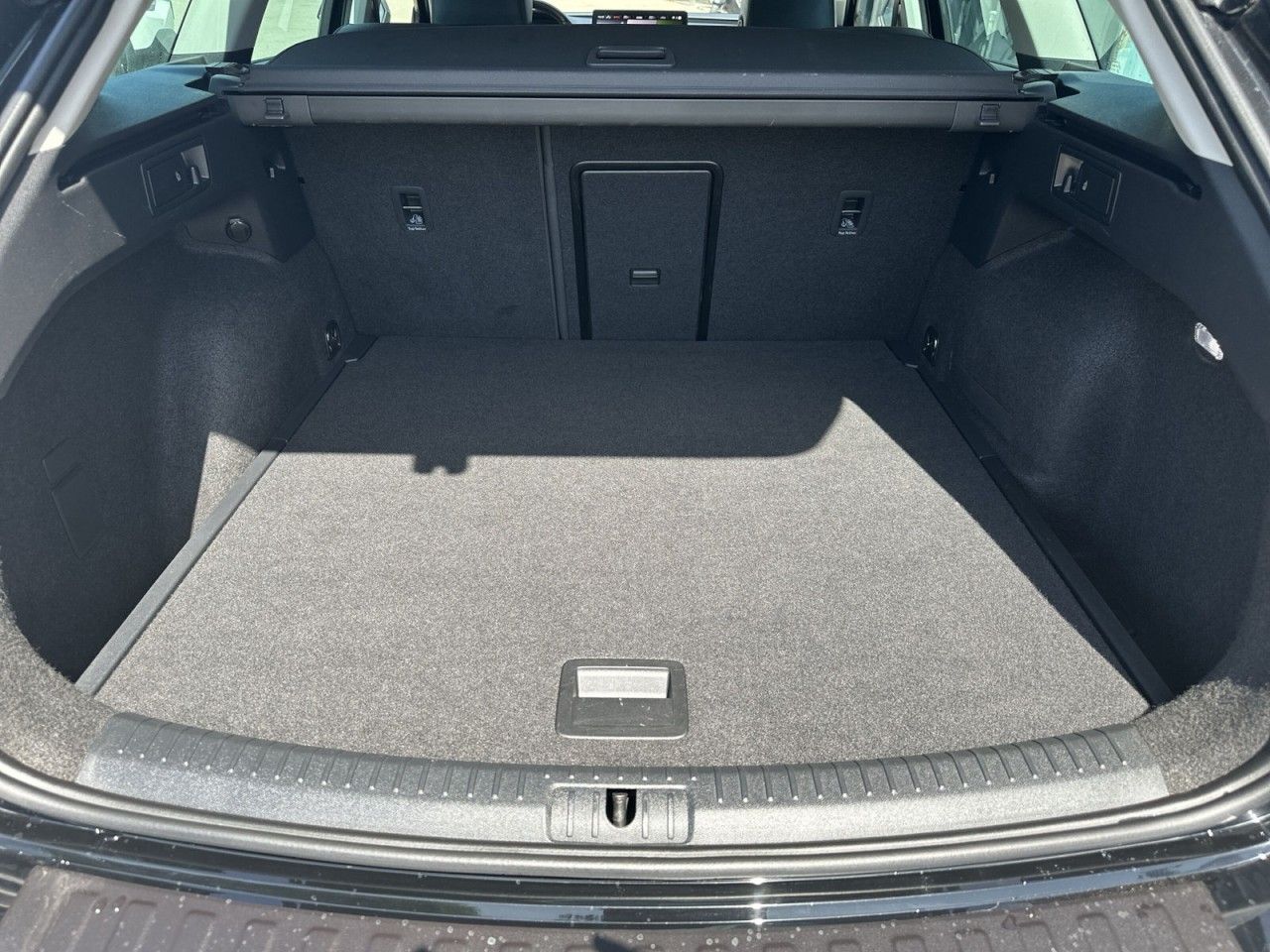Fahrzeugabbildung CUPRA Leon Sportstourer 1.5 eTSI 150 PS DSG-1Hnd-Navi* - mit KI generiert/bearbeitet