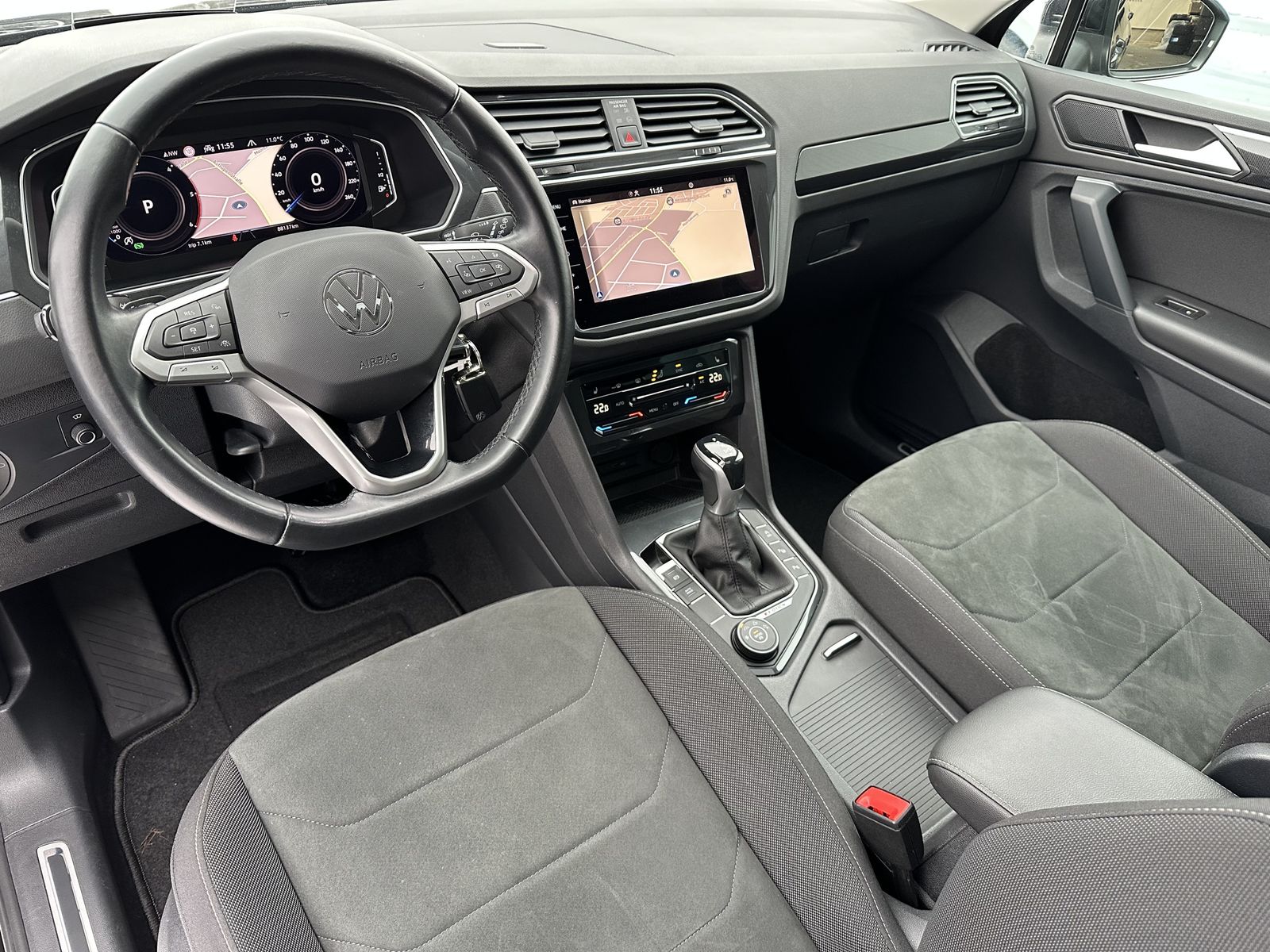 Fahrzeugabbildung Volkswagen Tiguan 4Motion Elegance/Sport NAV+LED+PANO+19ZO