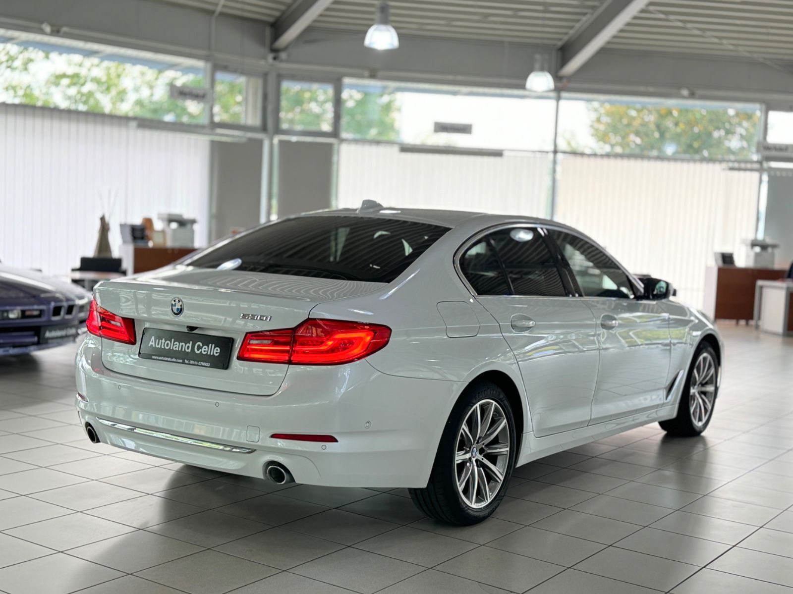 Fahrzeugabbildung BMW 530i Luxury Line Kamera SoftCl HUD HiFi AHK Komf