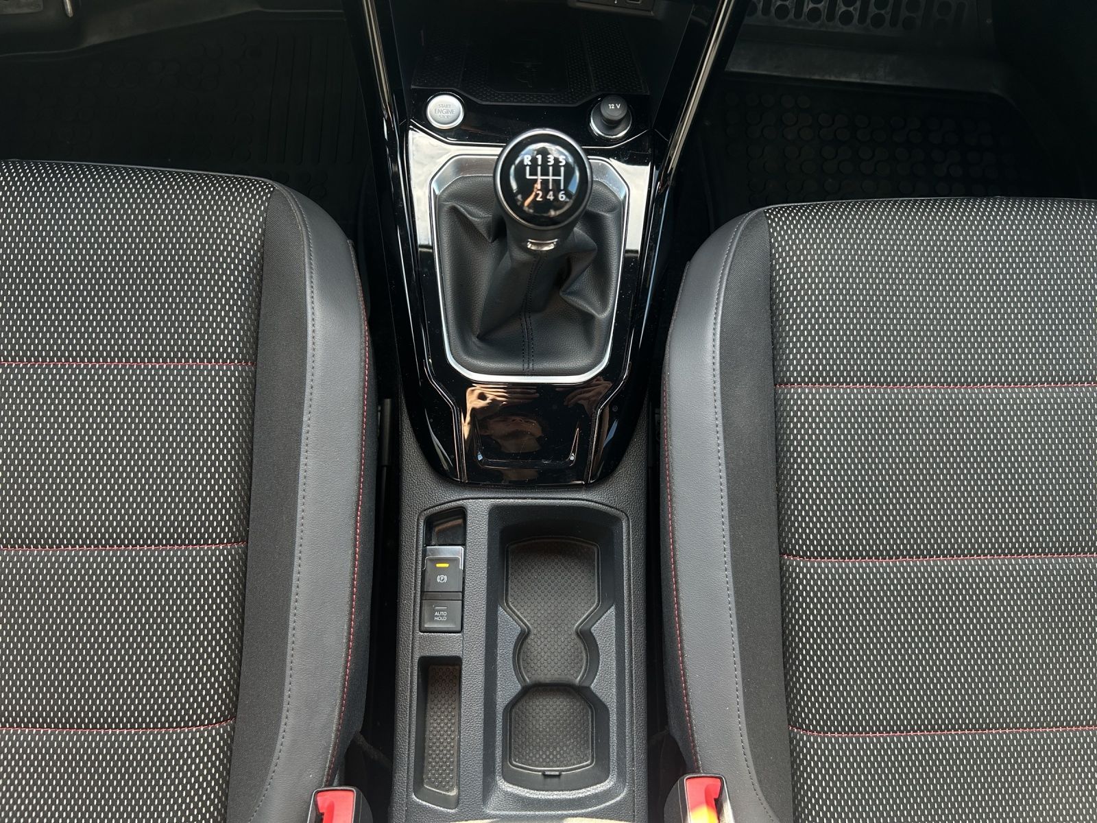 Fahrzeugabbildung Volkswagen T-Roc TSI Sport LED AHK Navi AID ACC RFK SH 18"