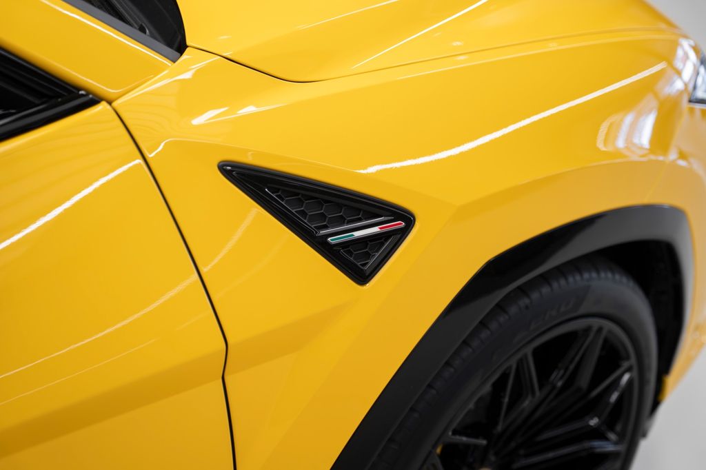 Urus 4.0 V8 SE YELLOW/BLACK YELLOW PANO B&O - Bild 9