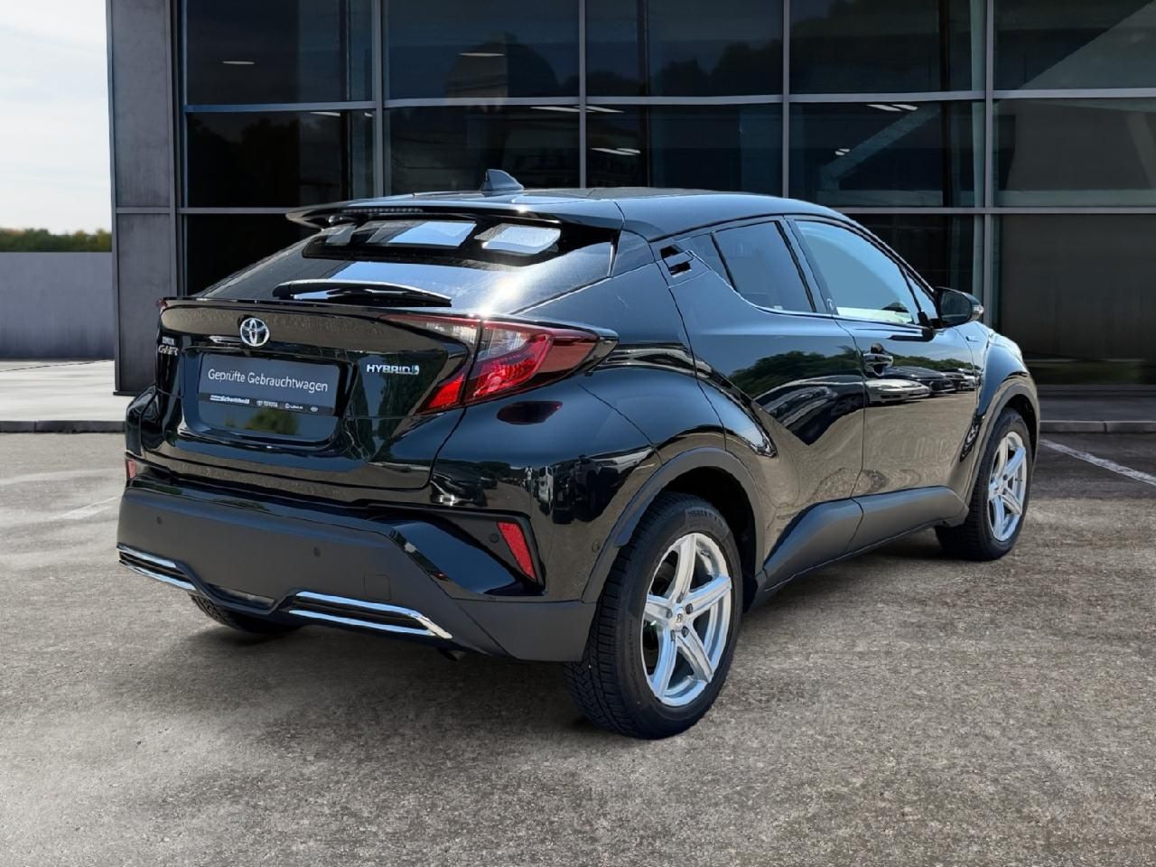 Fahrzeugabbildung Toyota C-HR Hybrid Team D