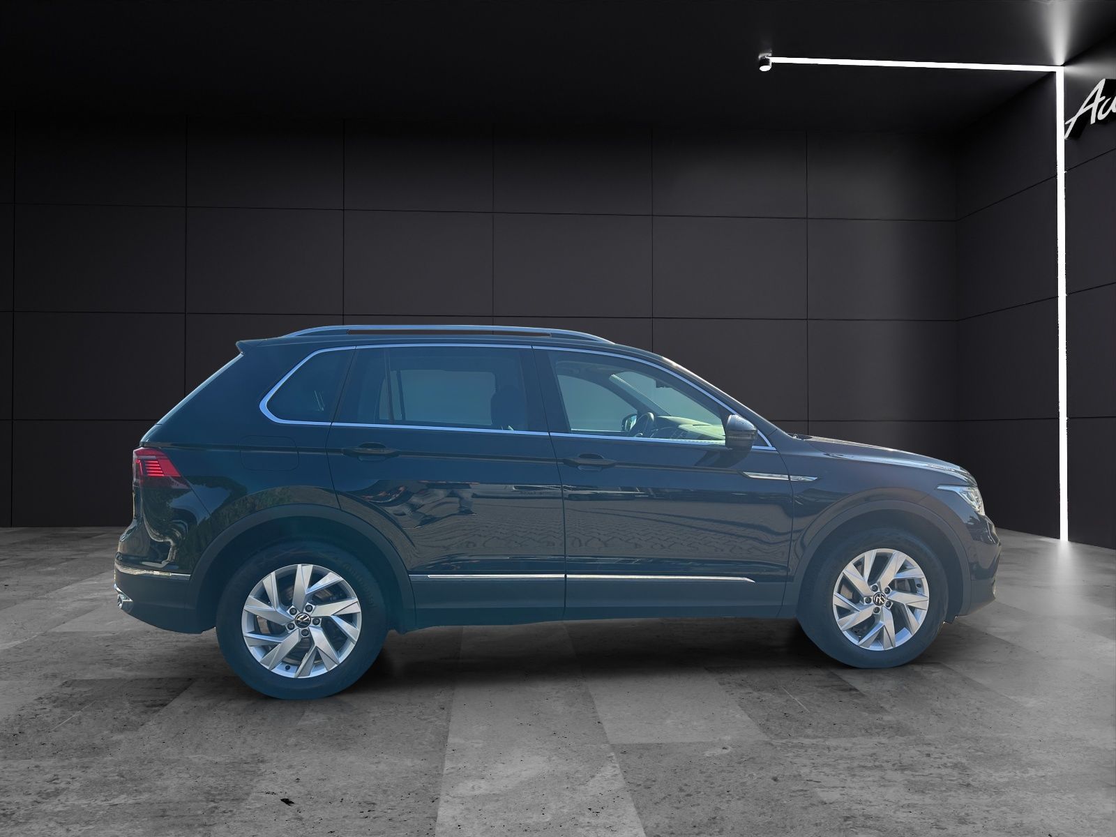 Fahrzeugabbildung Volkswagen Tiguan Elegance TDI 4M IQ.Light Navi ACC RFK SHZ
