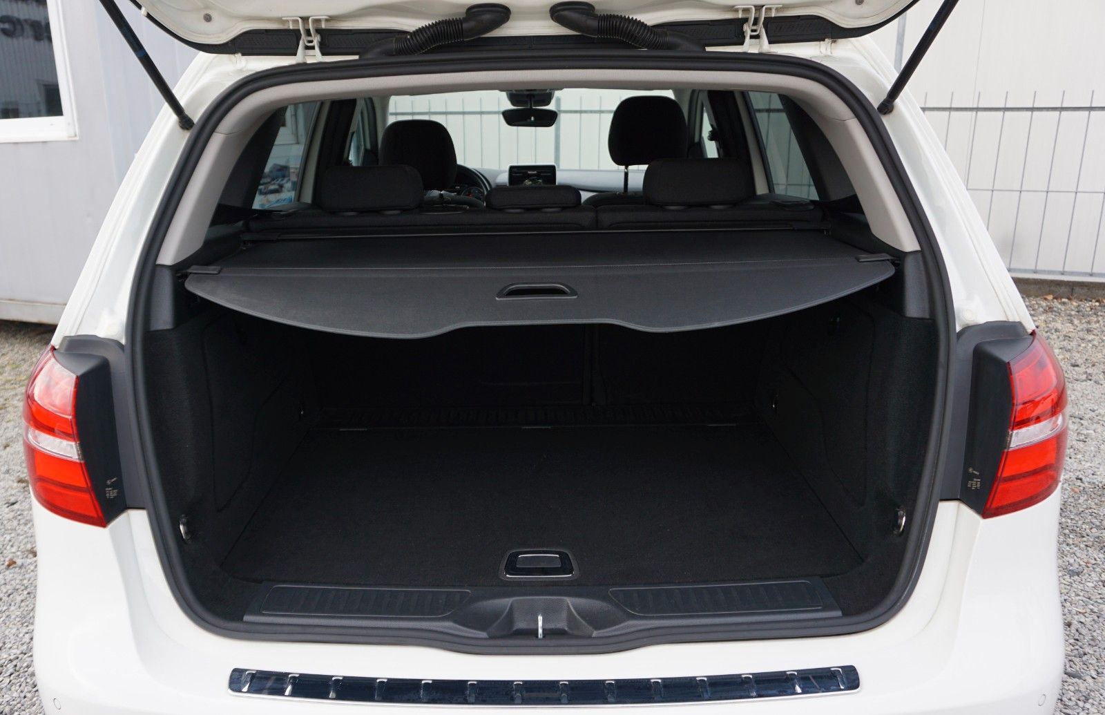 Fahrzeugabbildung Mercedes-Benz B 180 Navi,LED,Park Assist,SH,PDC,SR+WR