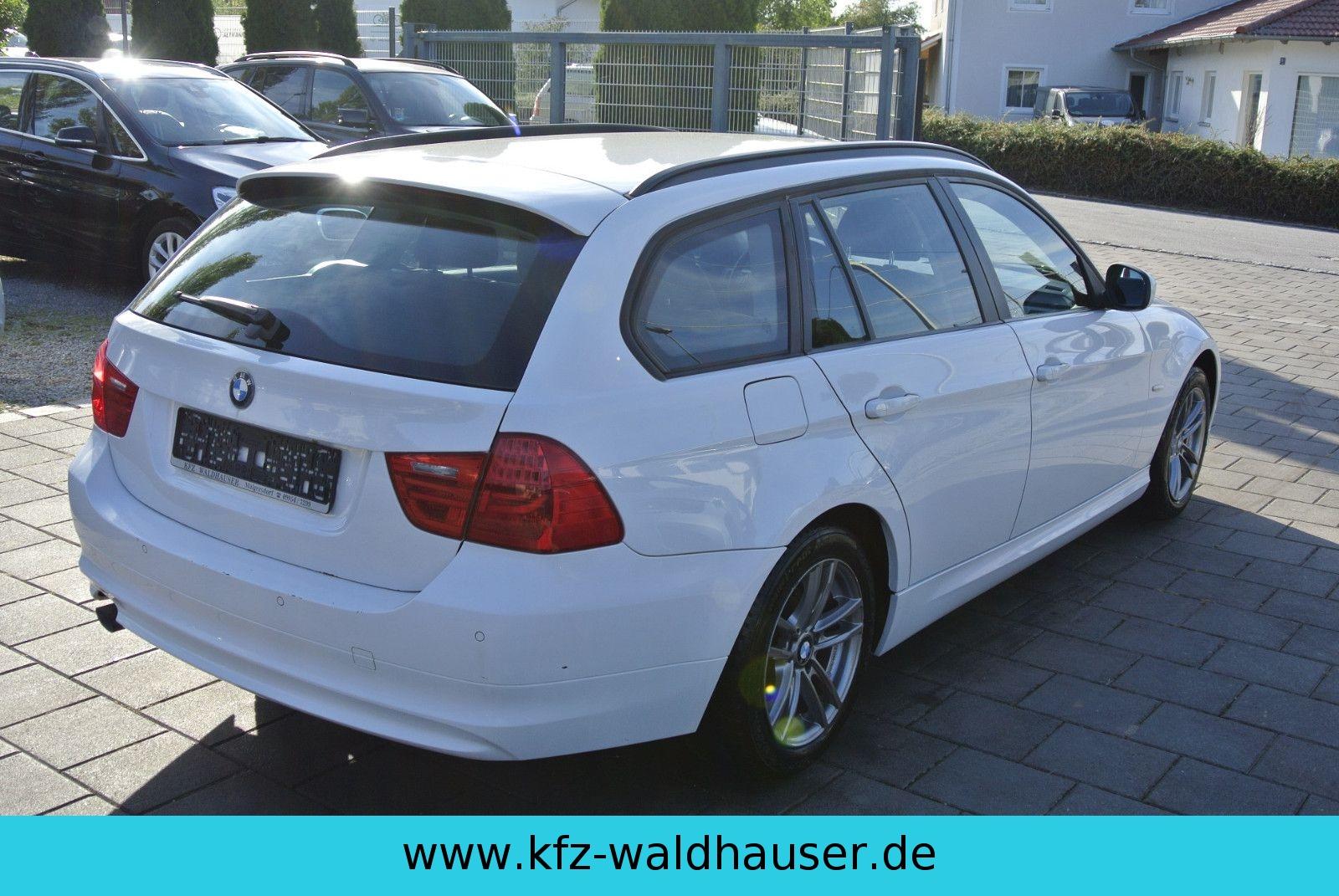 BMW 318 2010 — photo 17