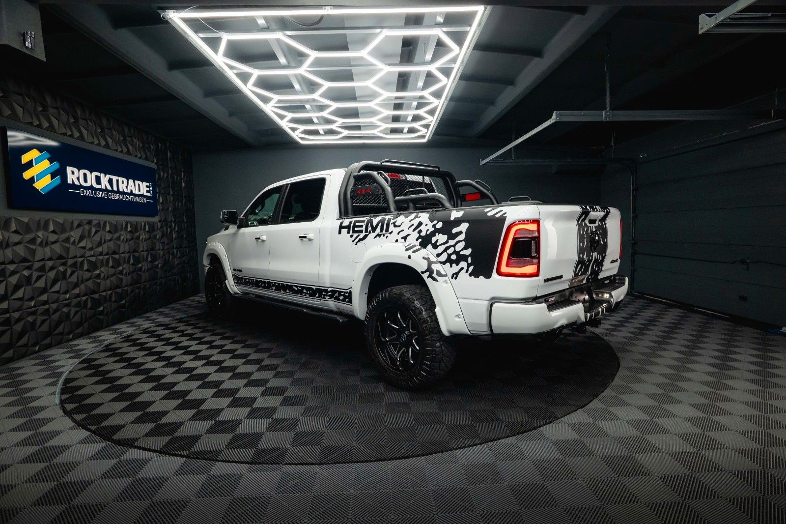 Fahrzeugabbildung Dodge RAM 5.7 V8 HEMI 4x4 OFFROAD Night-Paket *LED*