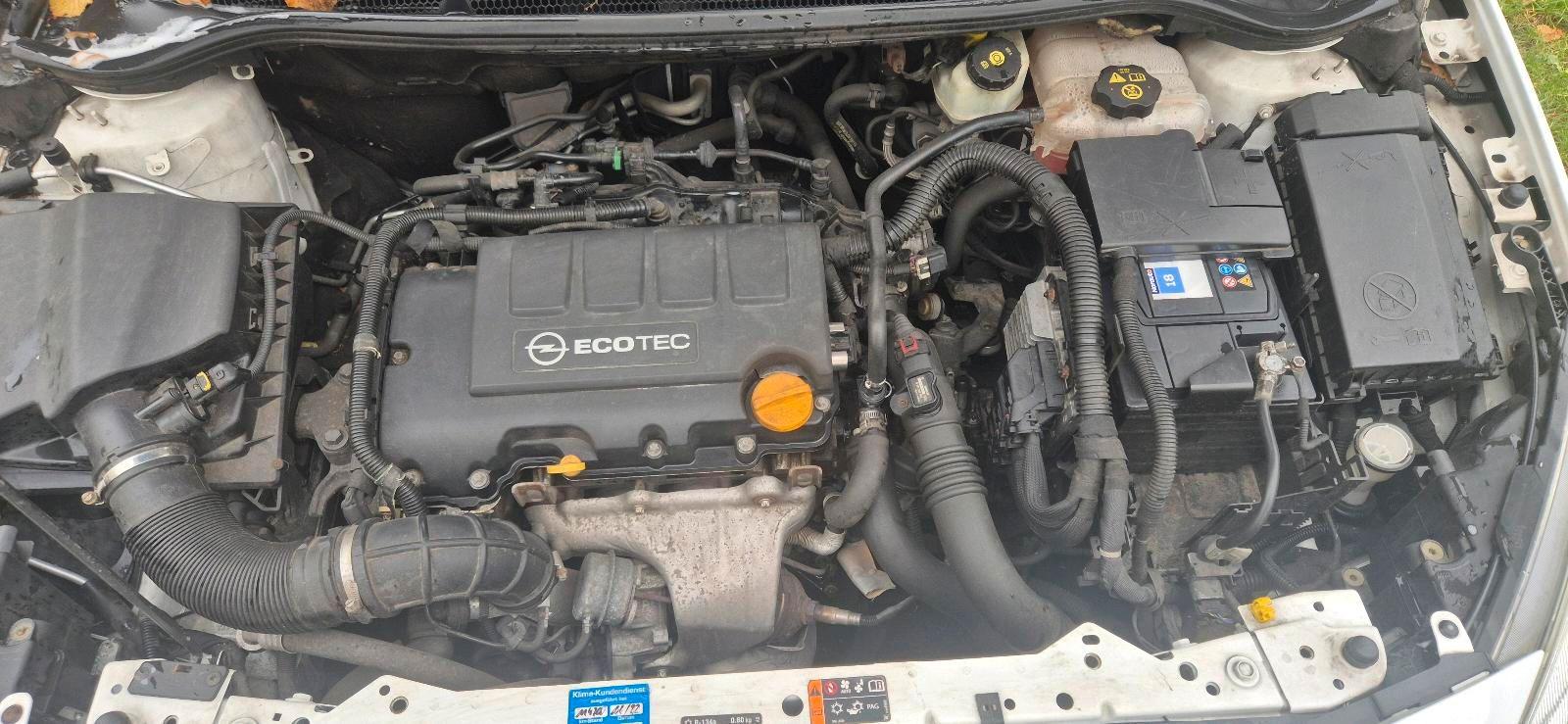 Opel Astra 2011 — photo 10