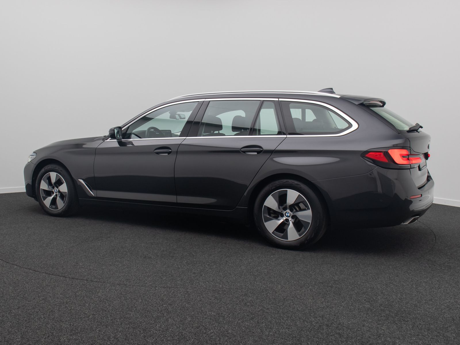 Fahrzeugabbildung BMW 520d xD  Kamera Laser HUD DAB AHK Komfort Alarm