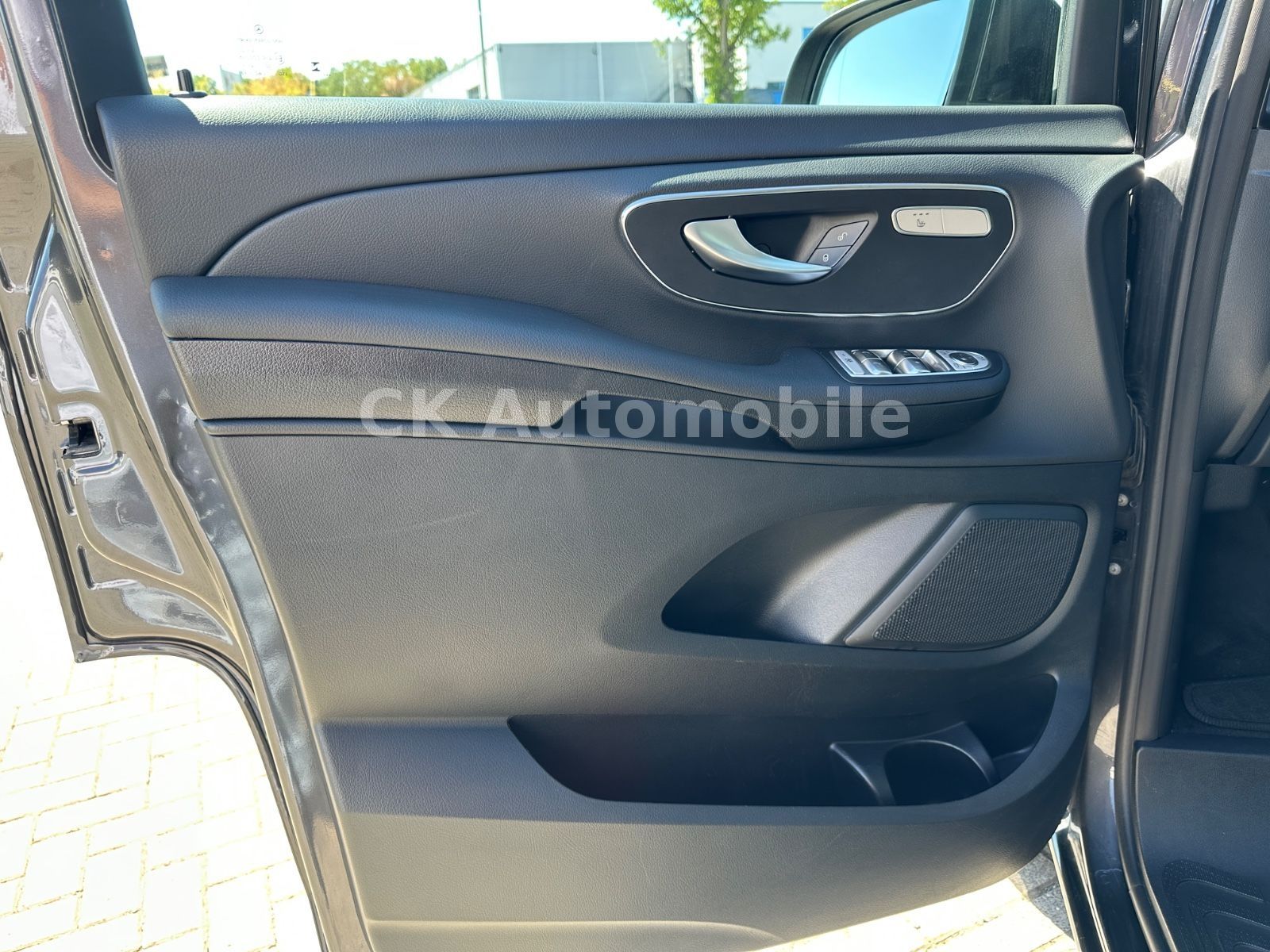 Fahrzeugabbildung Mercedes-Benz V 300d EDITION 4MATIC lang/7 Sitze/Navi/LED/AHK
