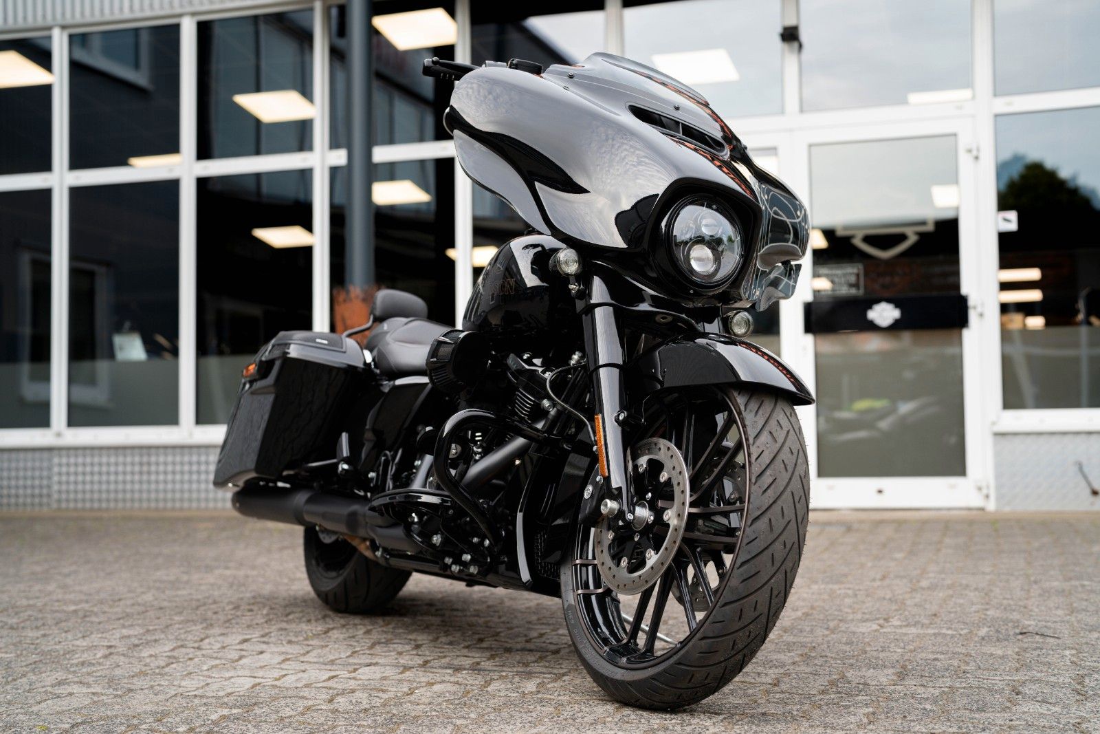 Fahrzeugabbildung Harley-Davidson FLHXST STREET GLIDE ST 117 -Kesstech-