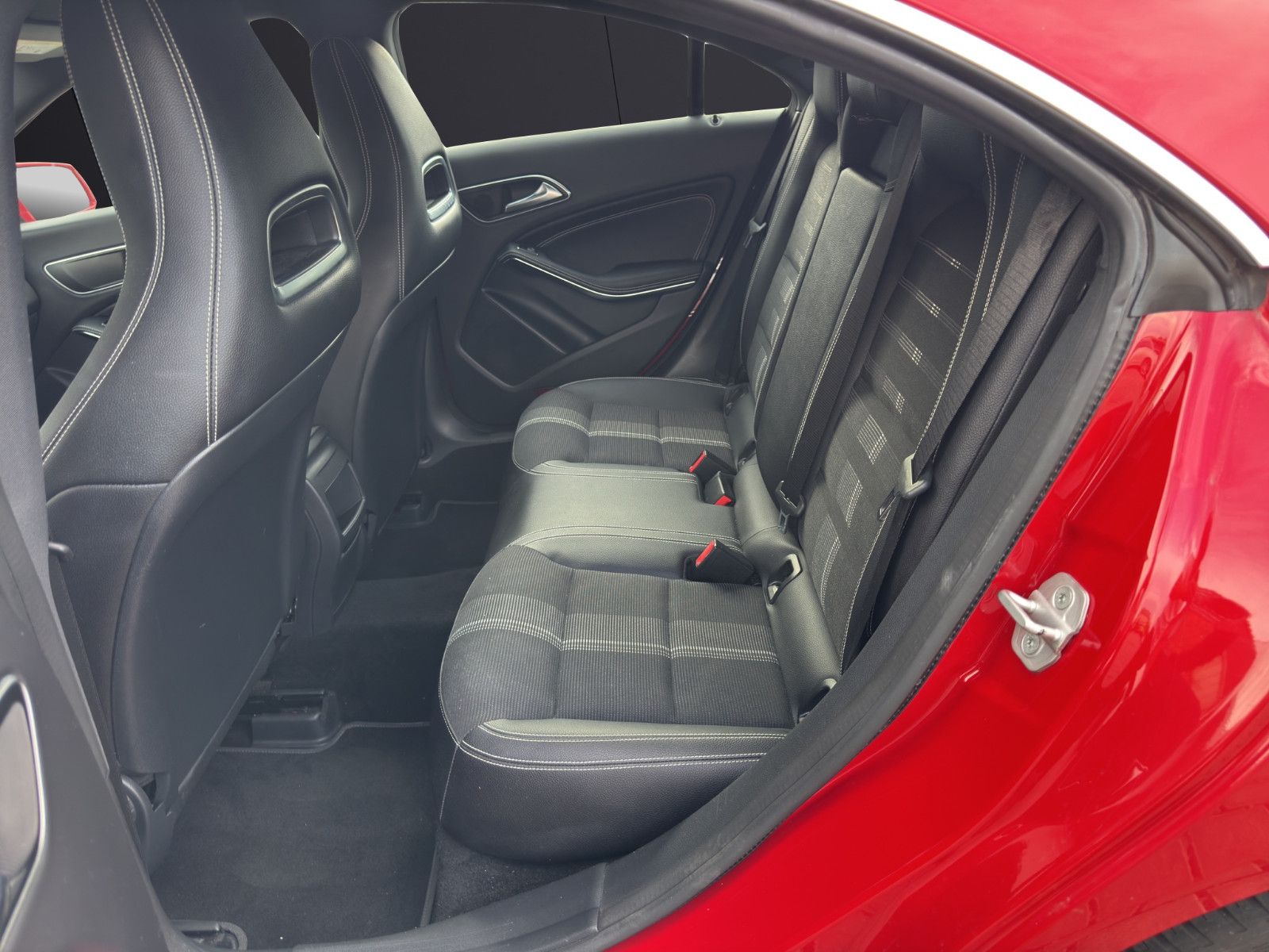Fahrzeugabbildung Mercedes-Benz CLA 180/Urban/Sportpaket/Keyless Go/Ambiente