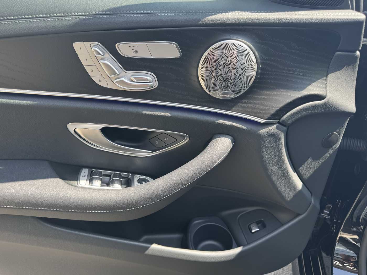 Fahrzeugabbildung Mercedes-Benz E 220d AMG+Pano+Burm+Distr+Memory+AHK+360