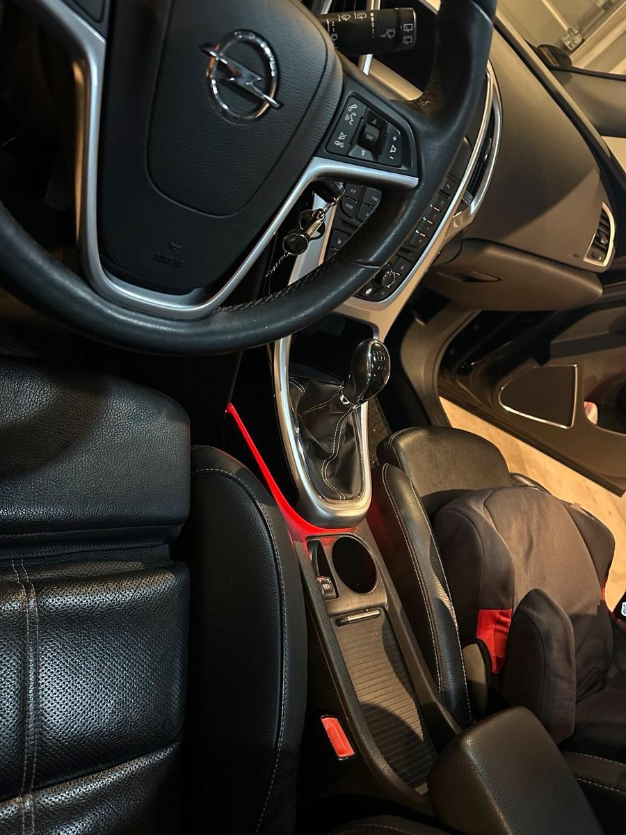 Opel Astra 2011 — photo 12