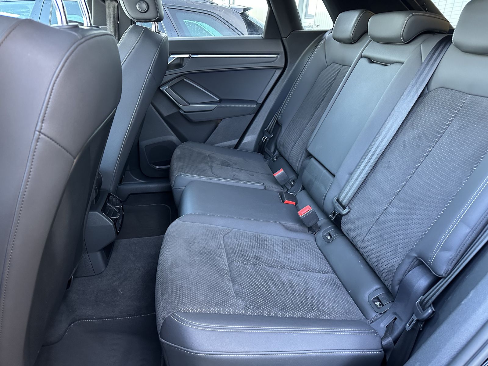 Fahrzeugabbildung Audi Q3 35 TDI S-Line LED+PANO+AHK+STANDHEIZUNG+18ZO