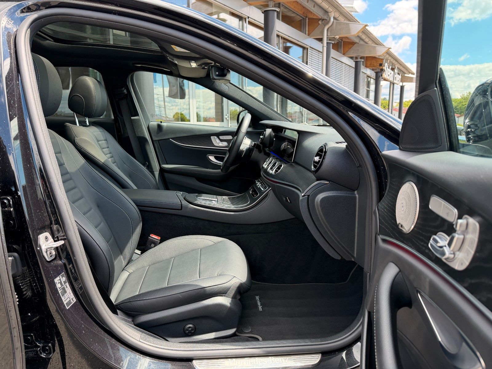 Fahrzeugabbildung Mercedes-Benz E 220 d Avantgarde Night+Burm+Pano+Memory+ILS