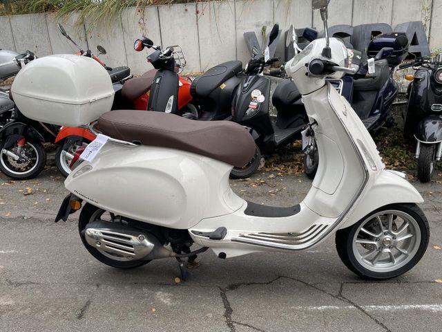 Vespa Primavera 50 mit Topcase