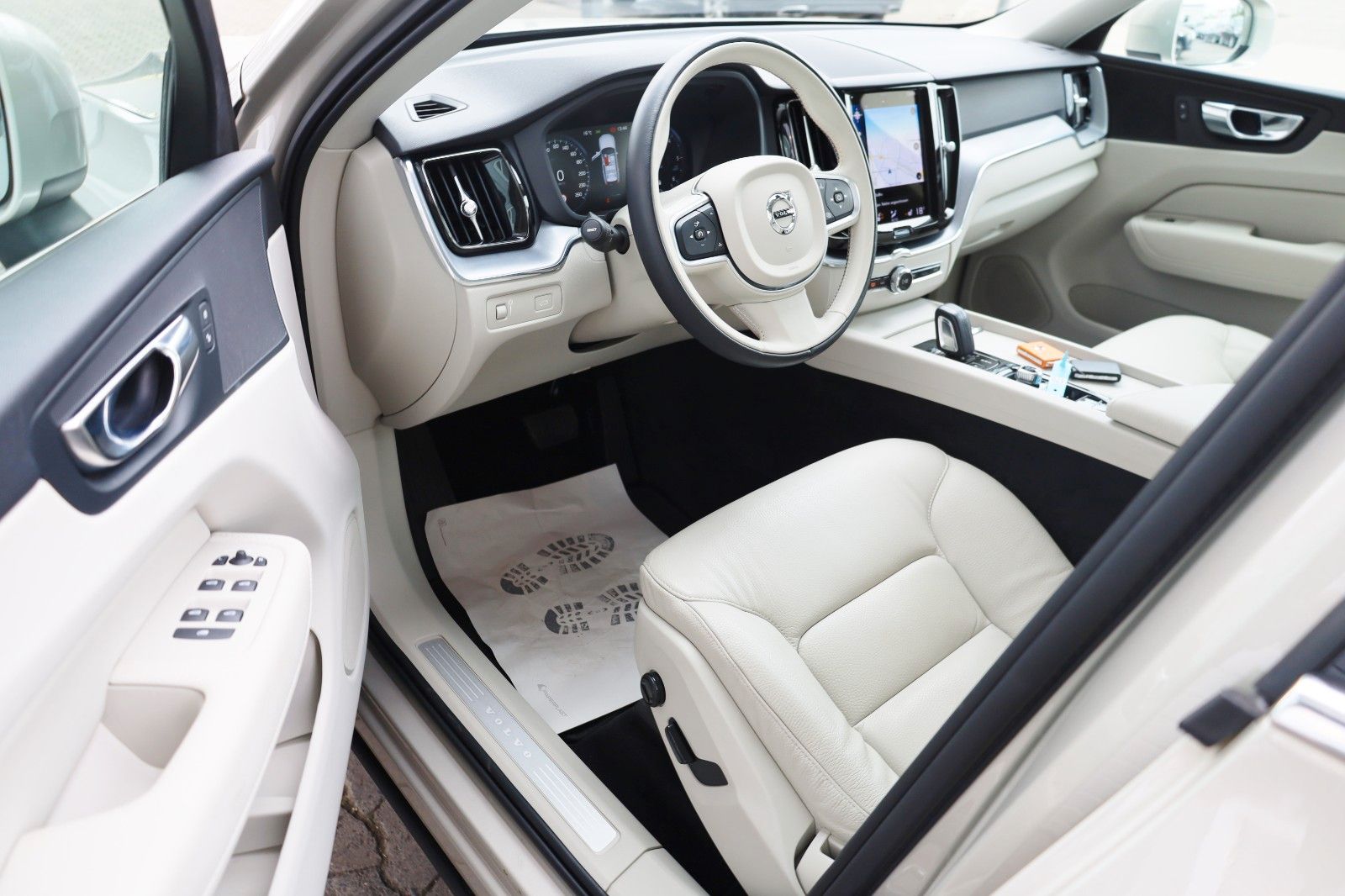 Fahrzeugabbildung Volvo XC60 Momentum Pro Leder,Navi,LED,SH,IntelliSafe
