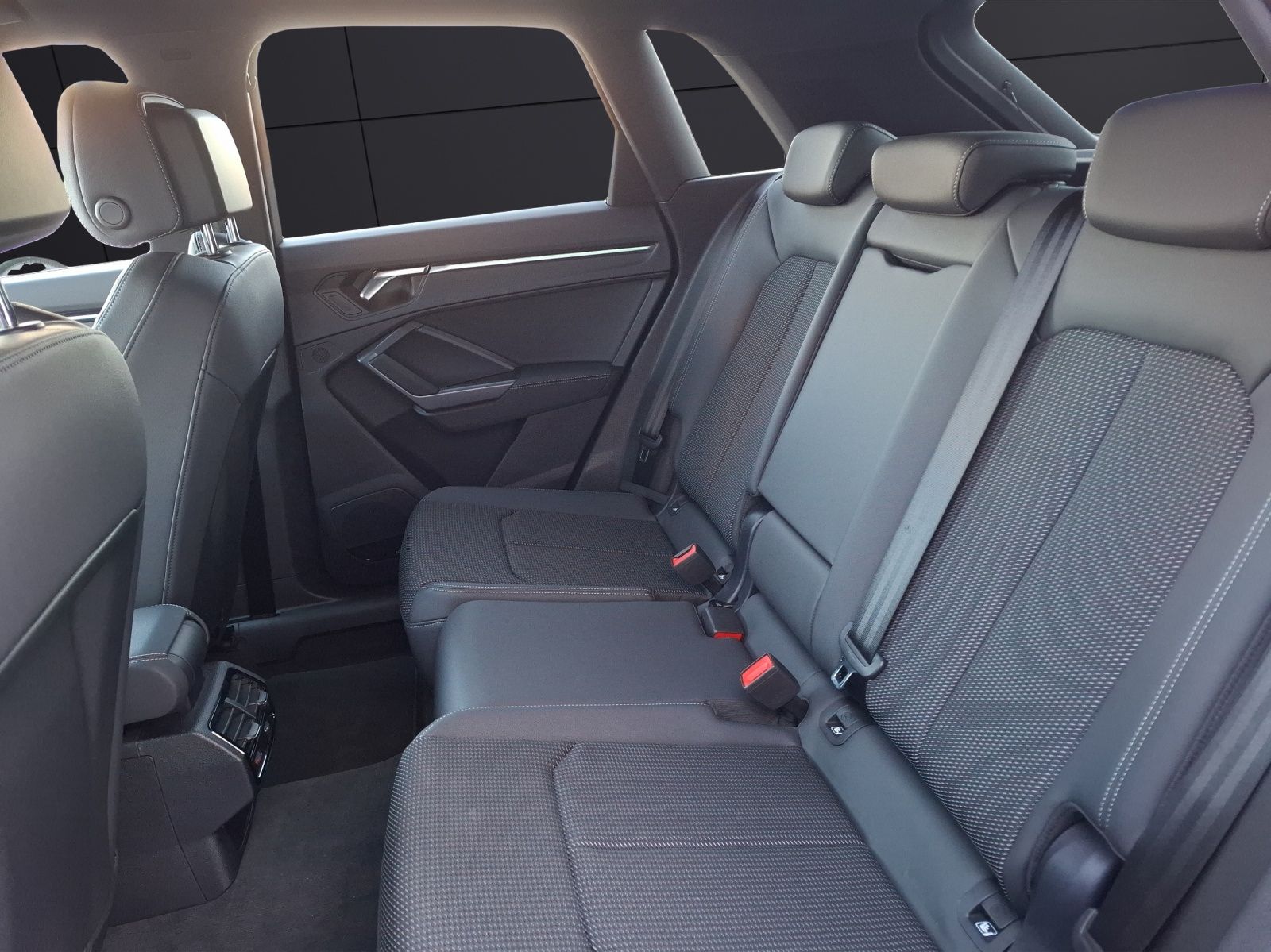 Fahrzeugabbildung Audi Q3 45 TFSI quattro S-Line S-tronic Standhzg Matr