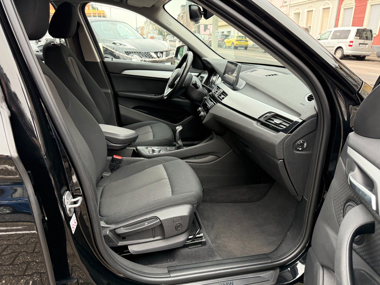 Fahrzeugabbildung BMW X1 Baureihe X1 xDrive 18 d NAVI PROF LED AHK DAB