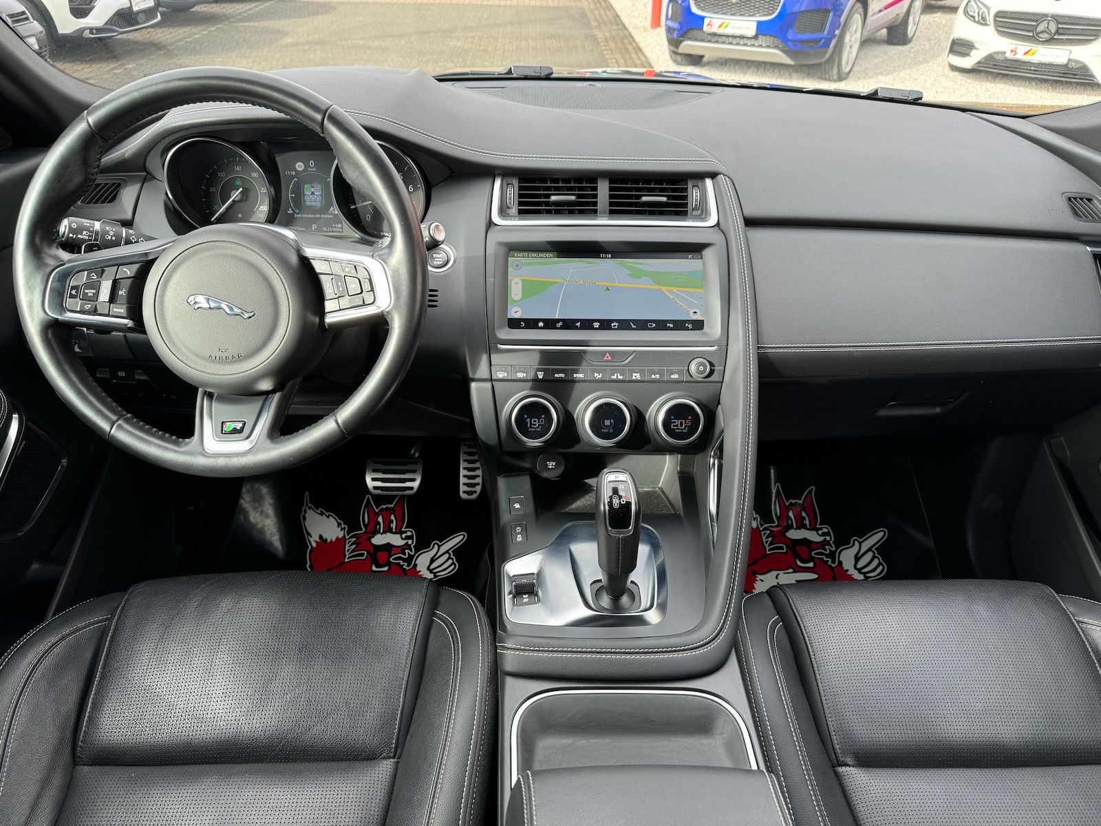Fahrzeugabbildung Jaguar E-Pace P250 R-Dynamic Black LED/Nav/VZE/Spur/ACC