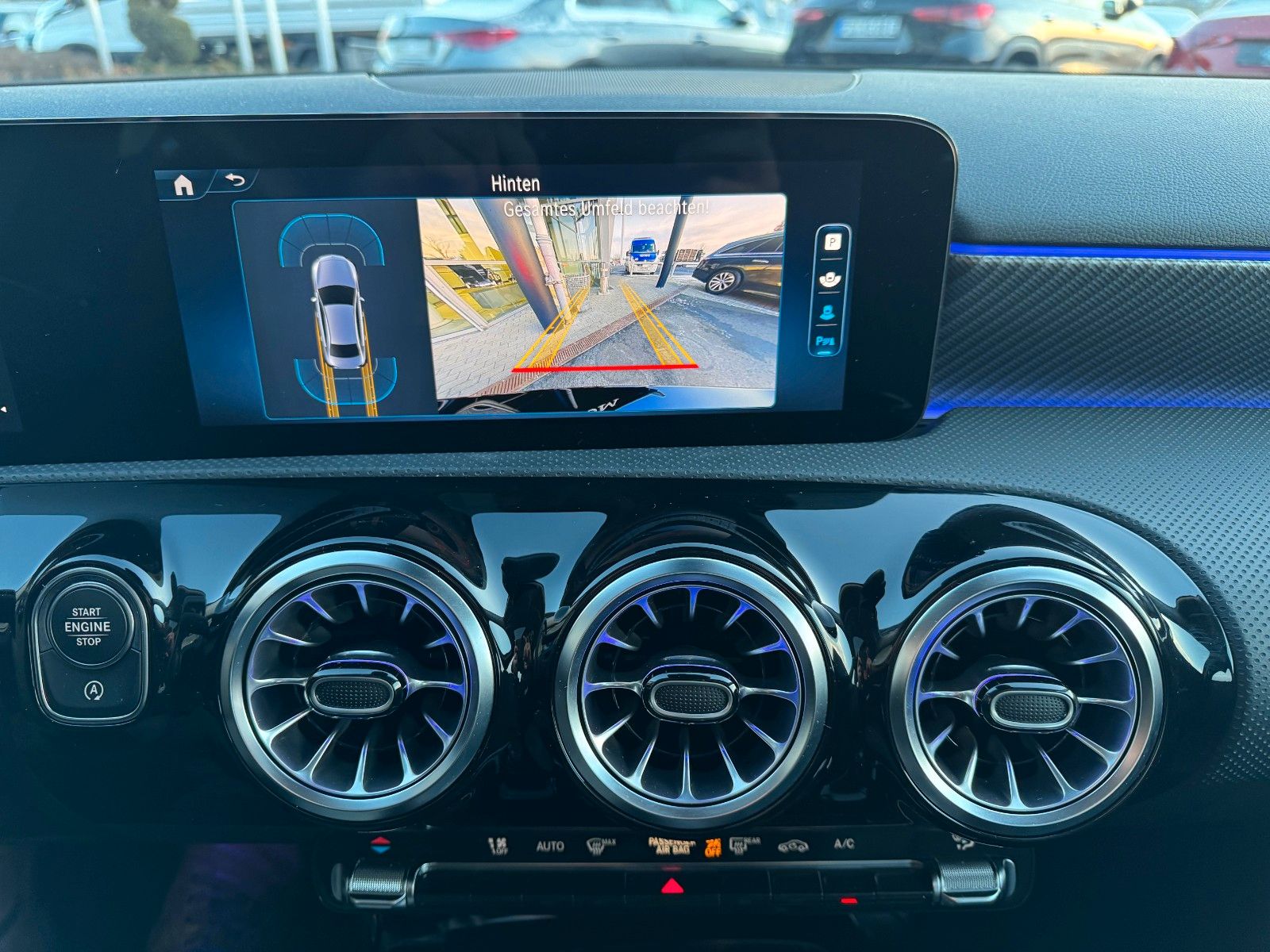 Fahrzeugabbildung Mercedes-Benz A 180 Pano+Ambiente+MBUX+Keyless+Leder+AMG18`