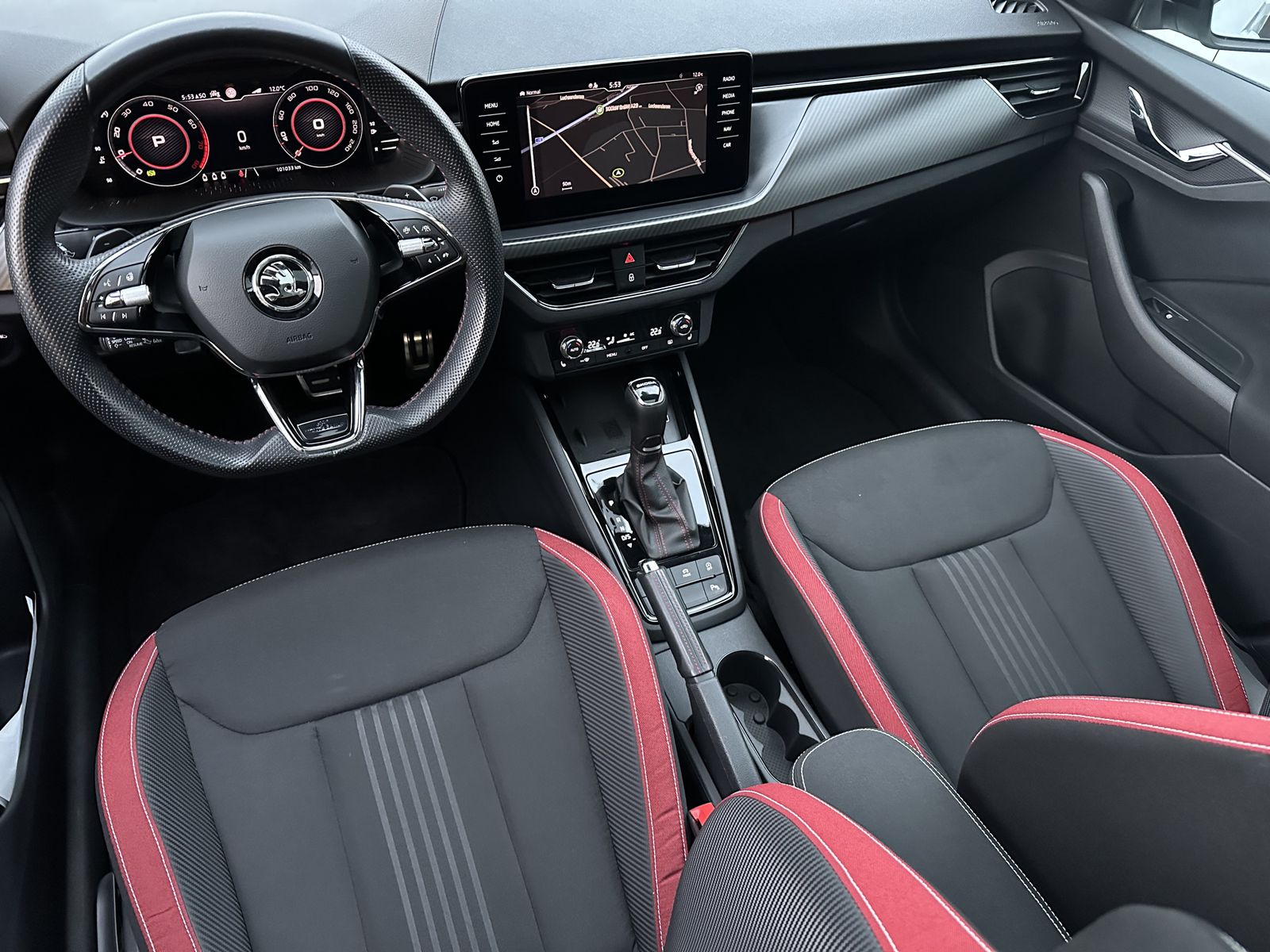 Fahrzeugabbildung SKODA Kamiq 1.5 TSI DSG Monte Carlo NAV+LED+ACC+PANO