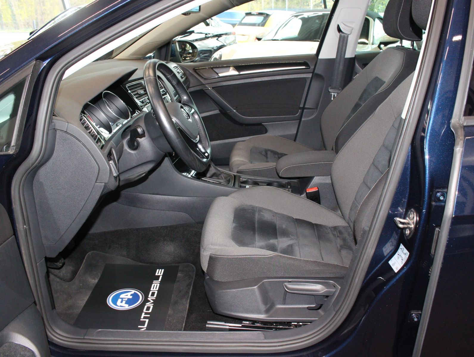 Fahrzeugabbildung Volkswagen Golf 1.4 TSI BMT Highline*Navi*Bi-Xenon*PDC