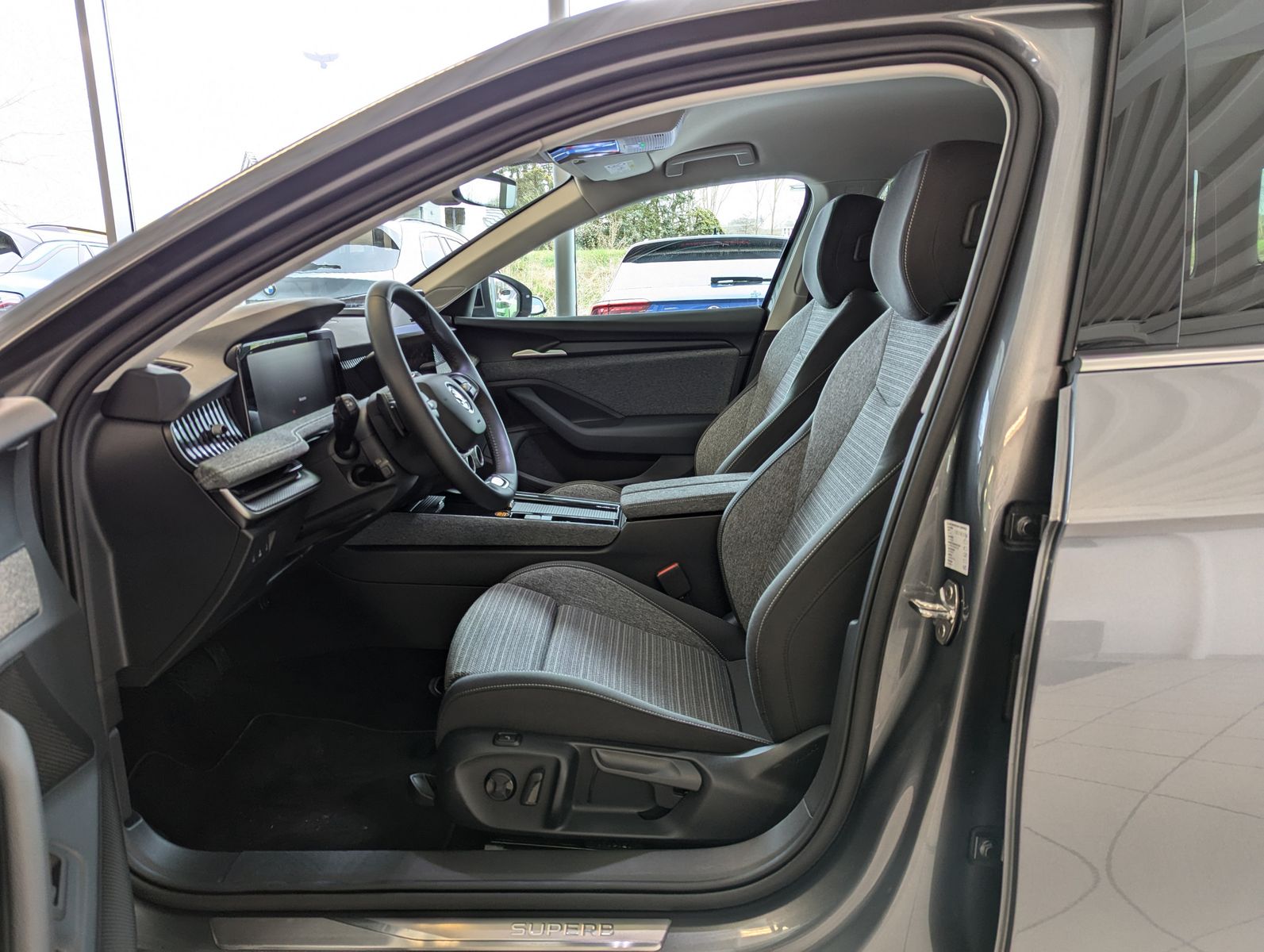 Fahrzeugabbildung SKODA Superb 2.0 TDI 4x4 Selection Matrix AHK 5J Garan
