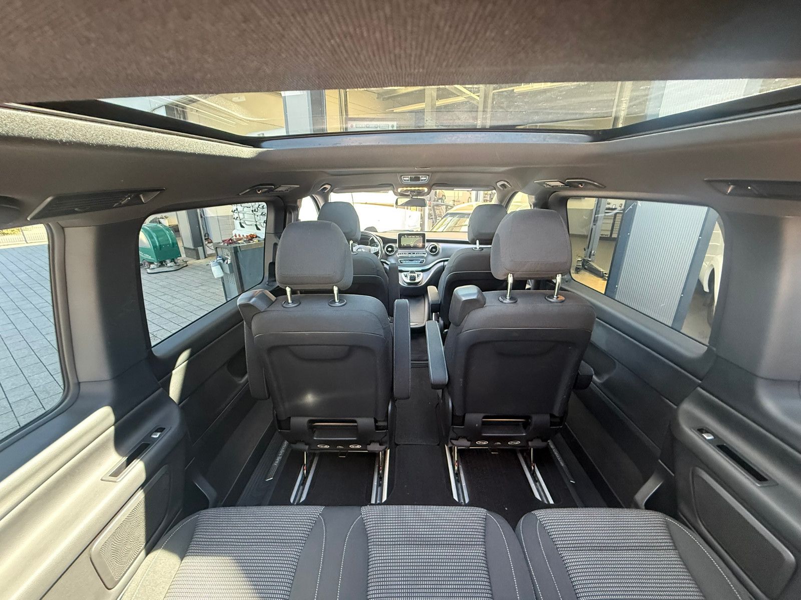 Fahrzeugabbildung Mercedes-Benz V 300 d EDITION 4MATIC lang AMG Line