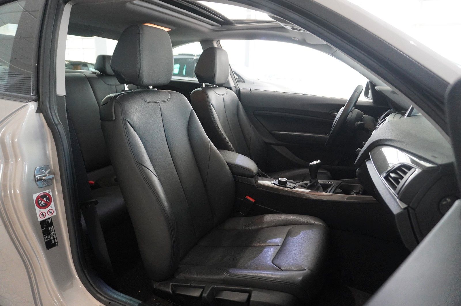 Fahrzeugabbildung BMW 220i COUPE SPORT LEDER/SHZ/PDC/USB/SCHIEBEDACH