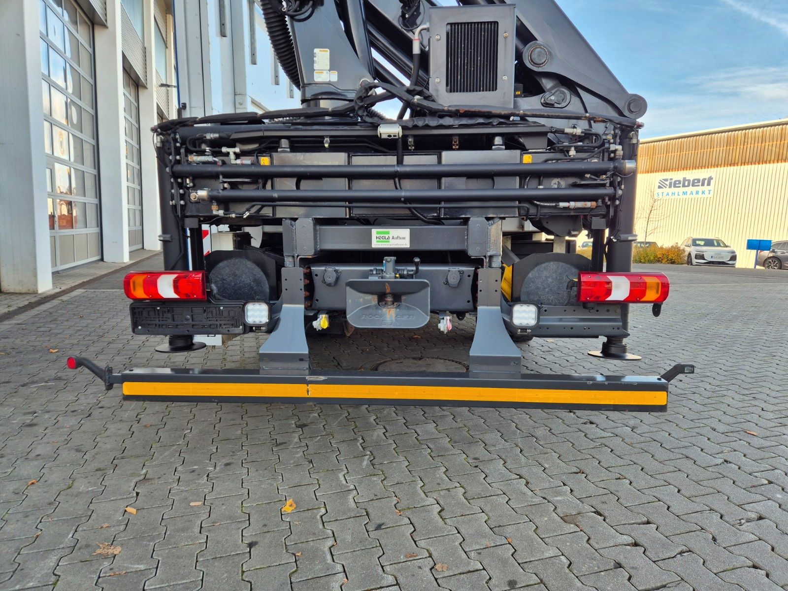 Fahrzeugabbildung Mercedes-Benz Atego 1324 L Glaswand Heckkran PK10002 SH Funk