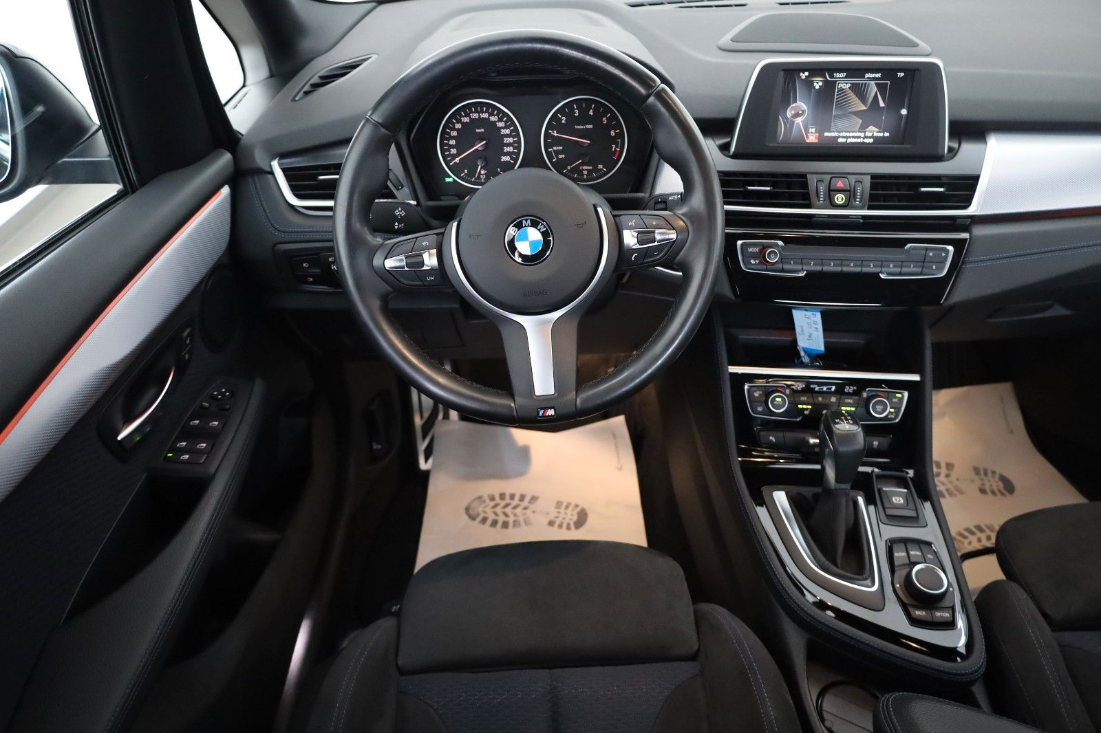 Fahrzeugabbildung BMW 220iA Active Tourer M Sport Alcantara,LED,SH,PDC